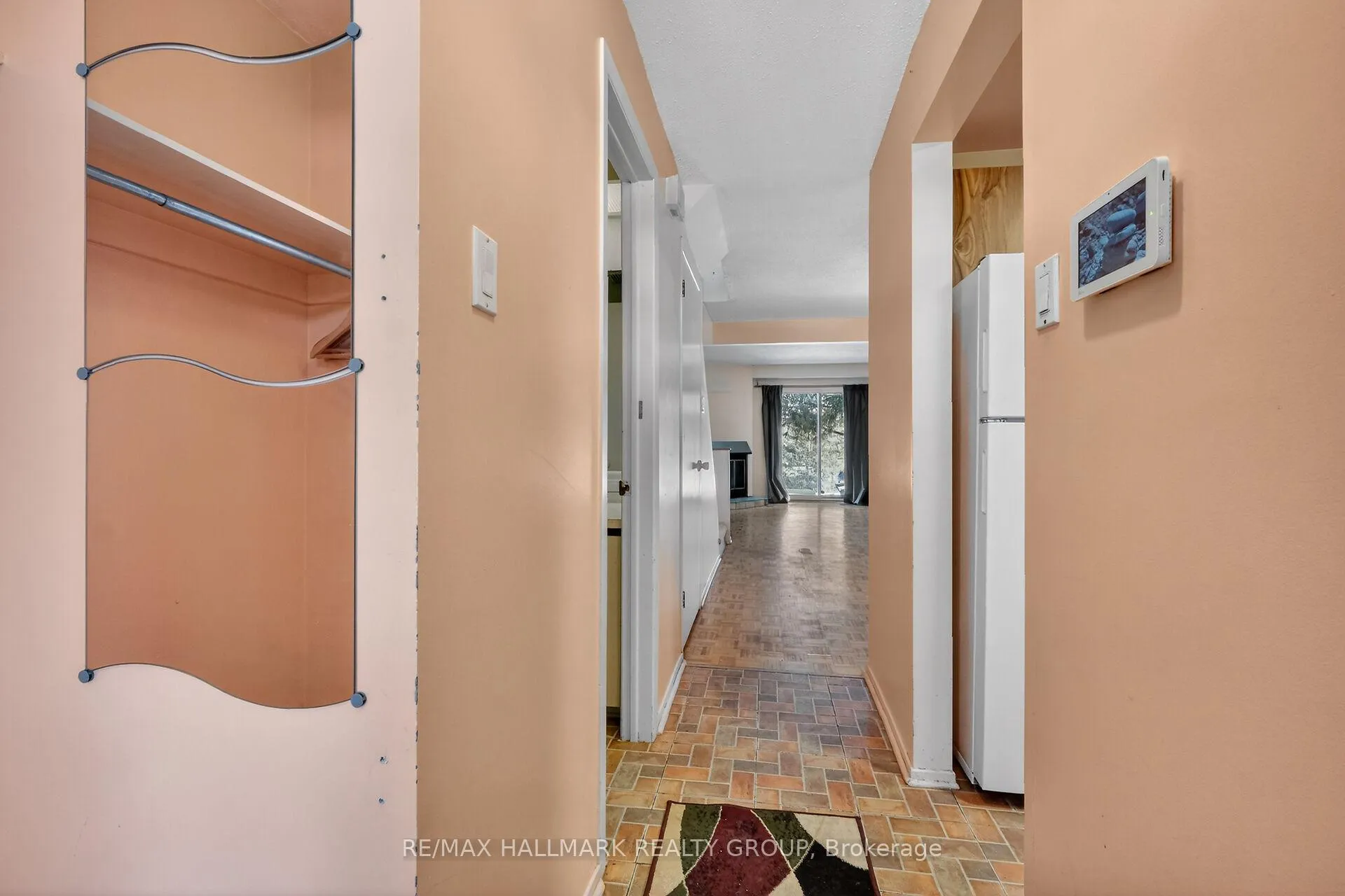 Photo 4 of Unit D, 116 Valley Stream Drive, Ottawa, Leslie Park — HOMEH