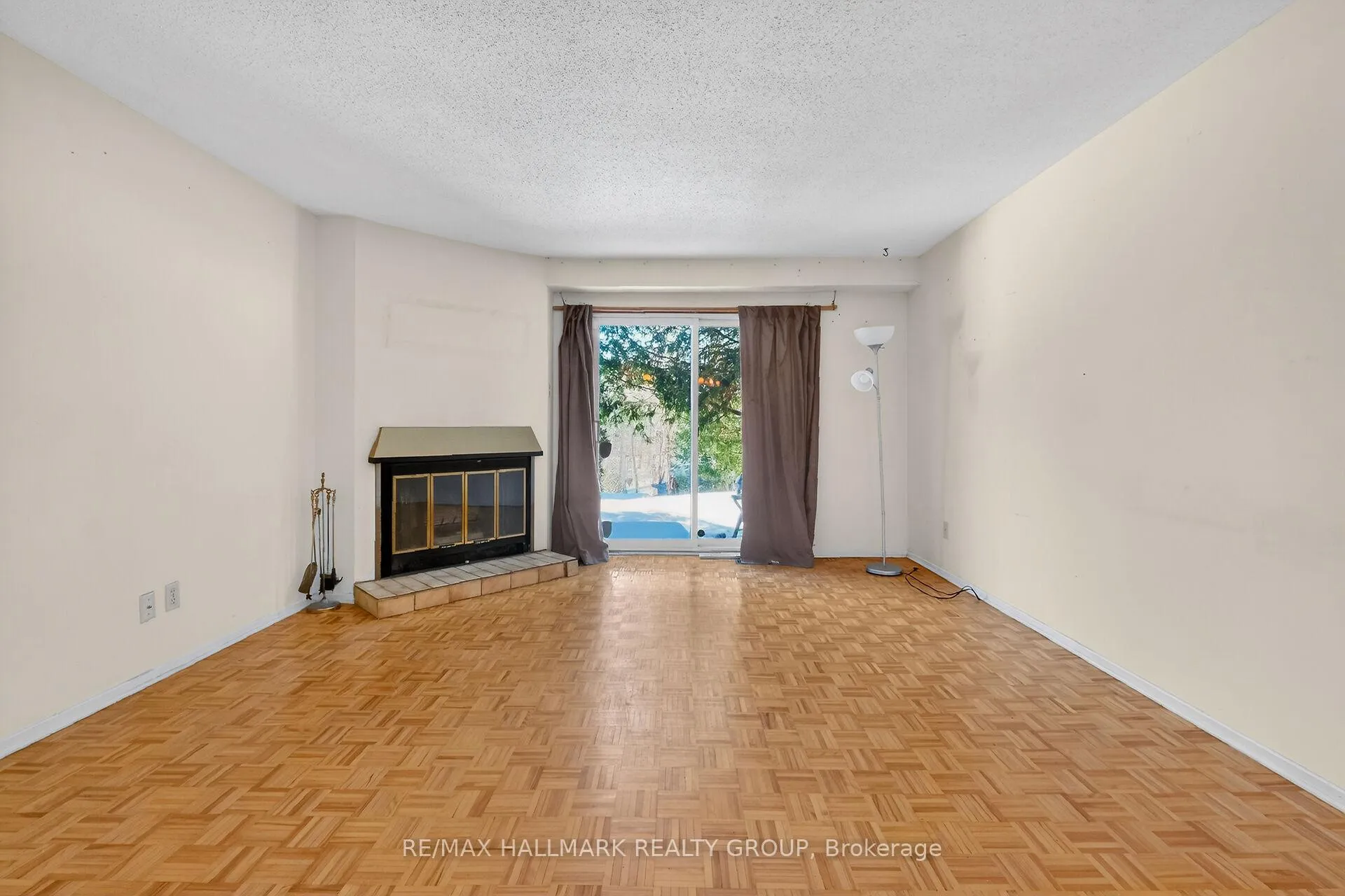 Photo 5 of Unit D, 116 Valley Stream Drive, Ottawa, Leslie Park — HOMEH