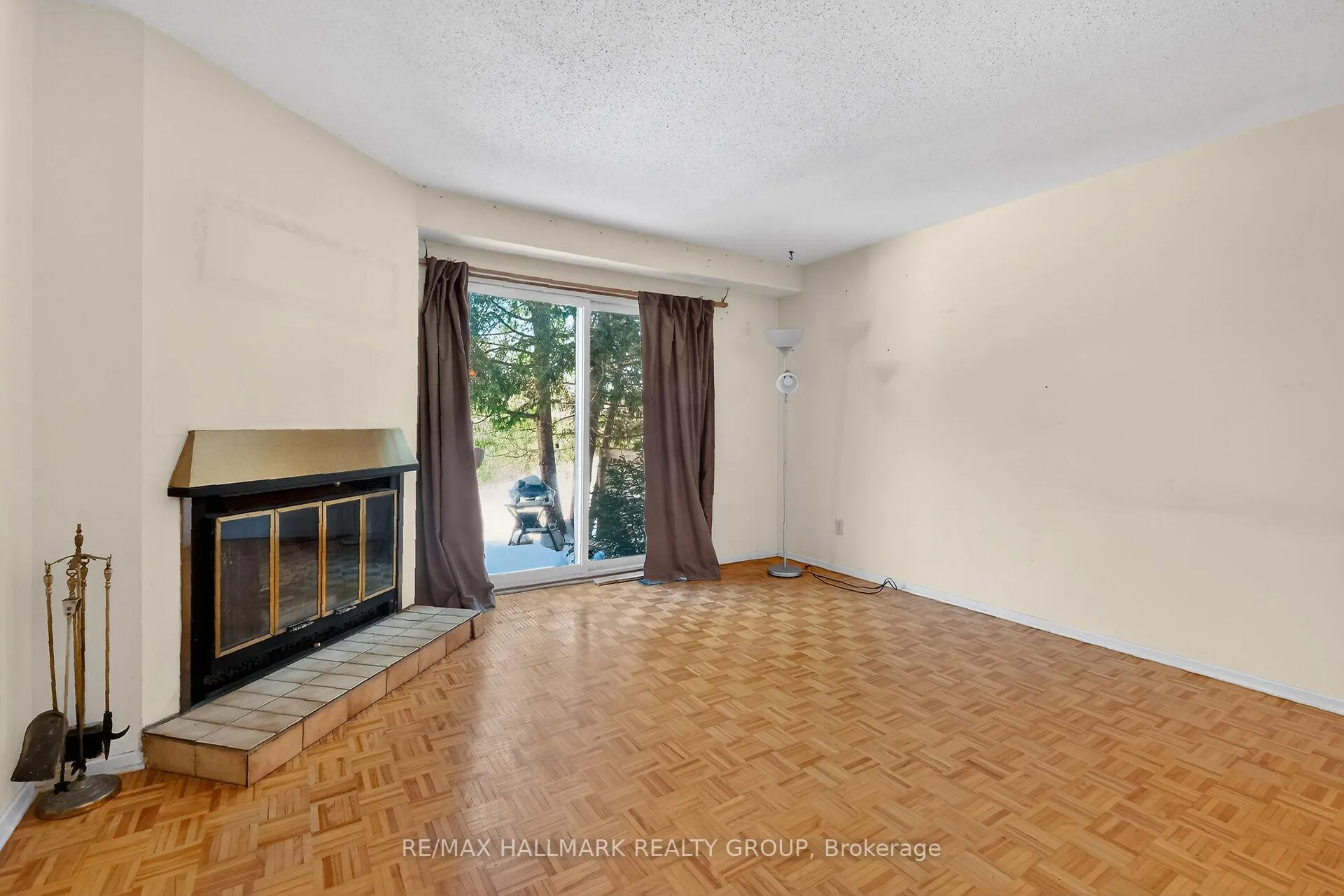 Photo 6 of Unit D, 116 Valley Stream Drive, Ottawa, Leslie Park — HOMEH