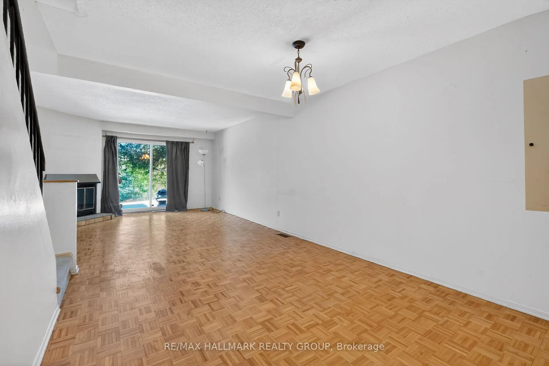 Photo 8 of Unit D, 116 Valley Stream Drive, Ottawa, Leslie Park — HOMEH