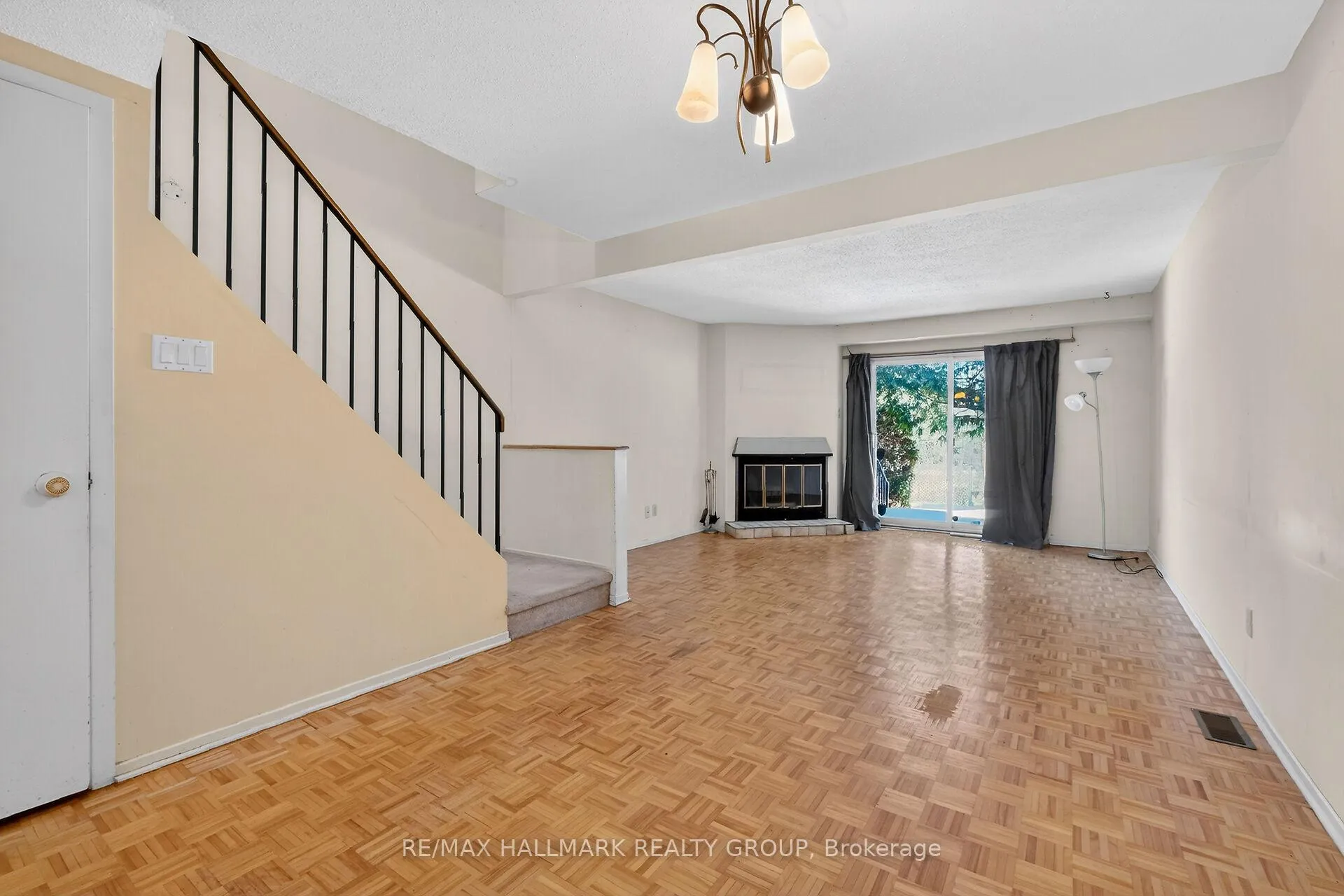 Photo 9 of Unit D, 116 Valley Stream Drive, Ottawa, Leslie Park — HOMEH