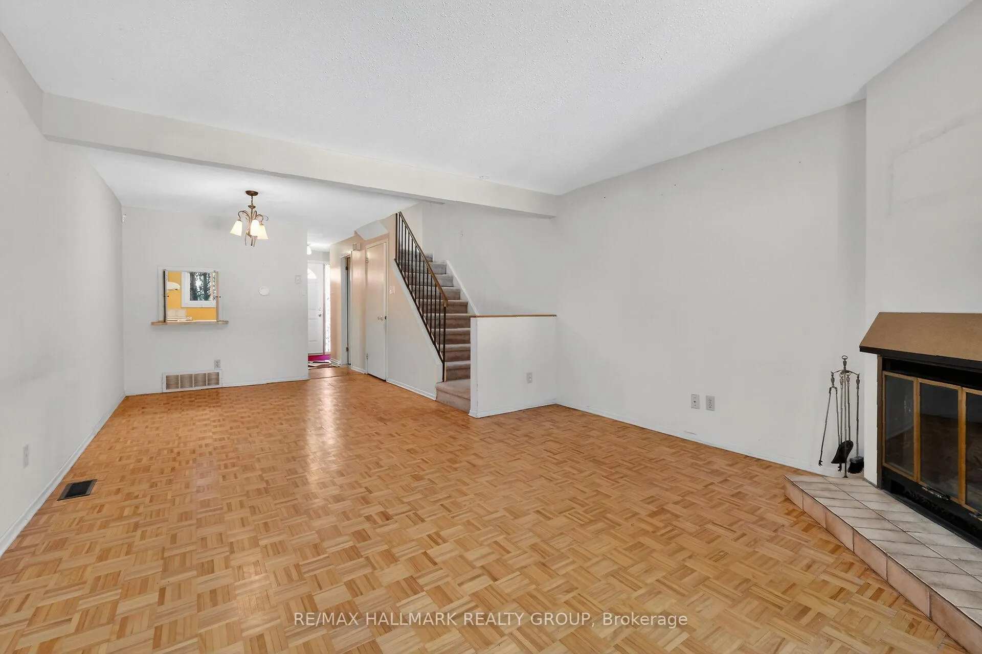 Photo 10 of Unit D, 116 Valley Stream Drive, Ottawa, Leslie Park — HOMEH