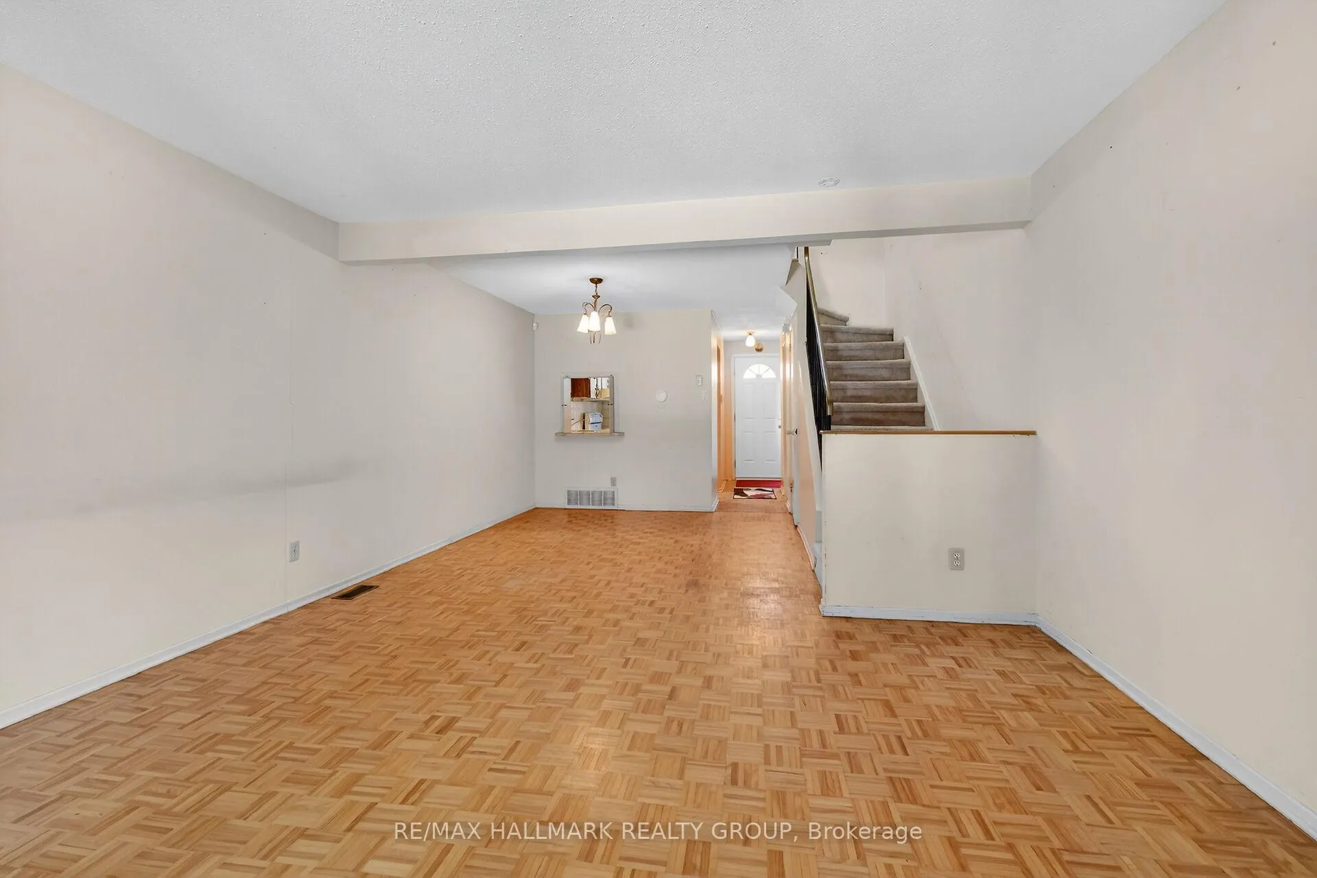 Photo 11 of Unit D, 116 Valley Stream Drive, Ottawa, Leslie Park — HOMEH