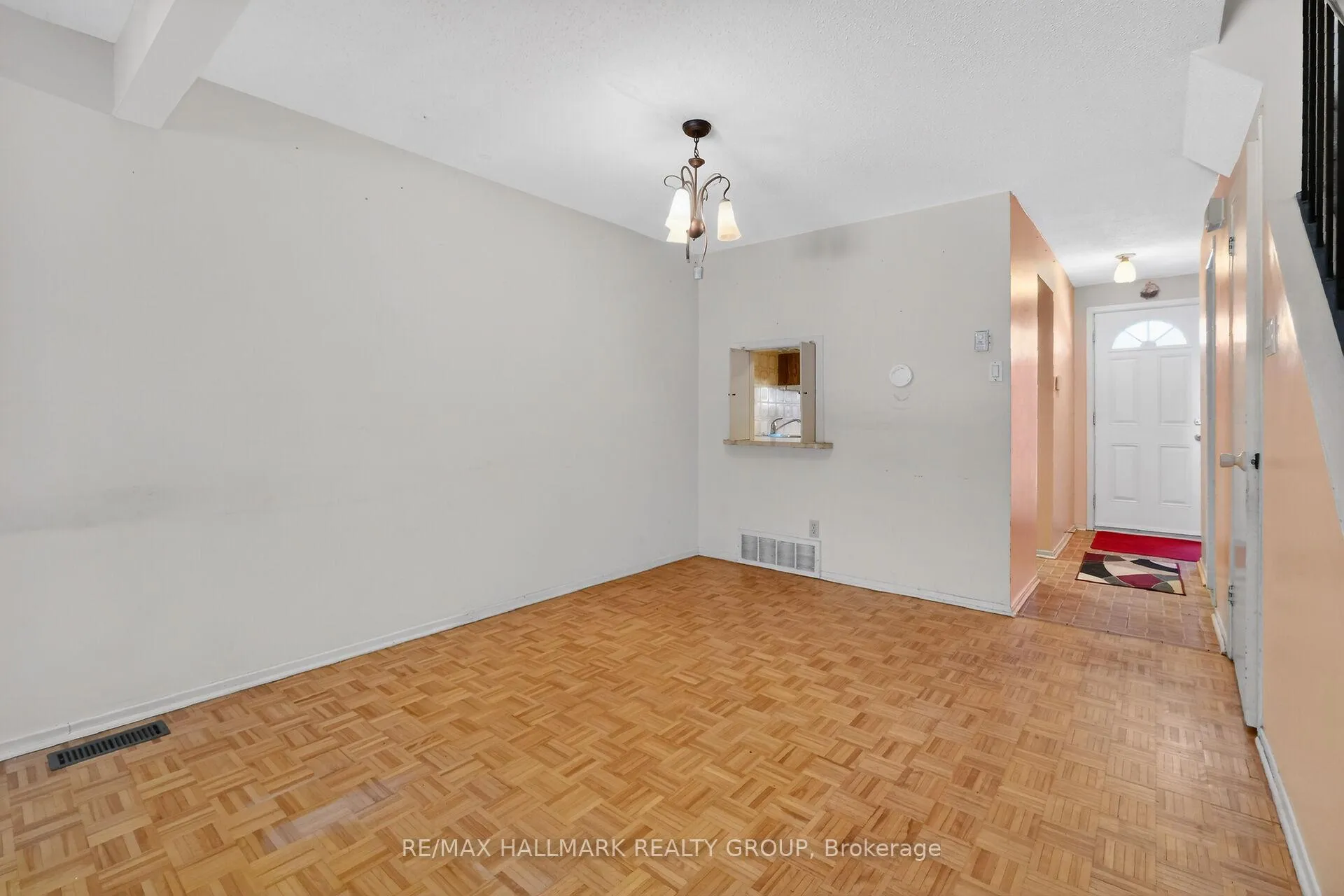 Photo 12 of Unit D, 116 Valley Stream Drive, Ottawa, Leslie Park — HOMEH