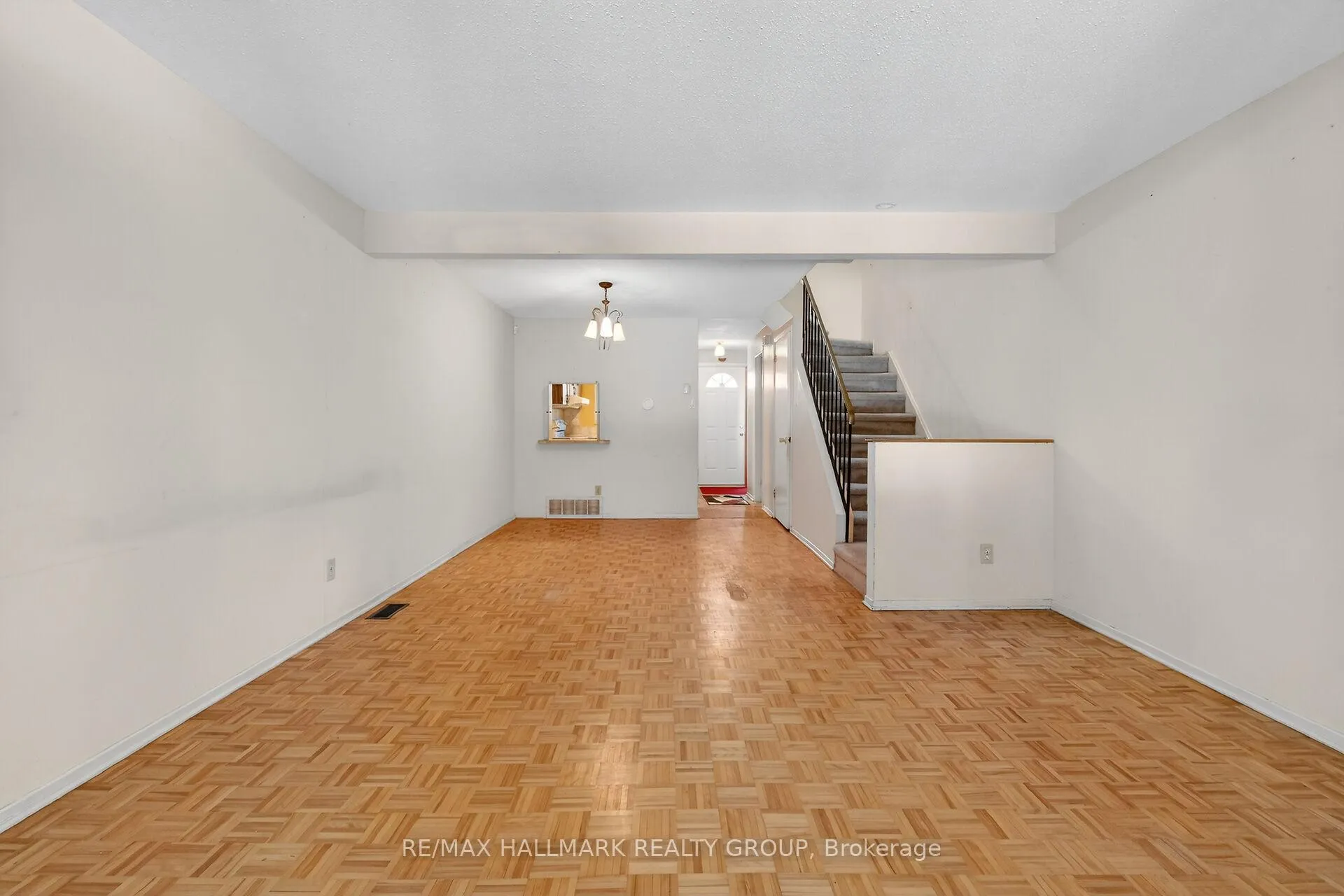 Photo 14 of Unit D, 116 Valley Stream Drive, Ottawa, Leslie Park — HOMEH