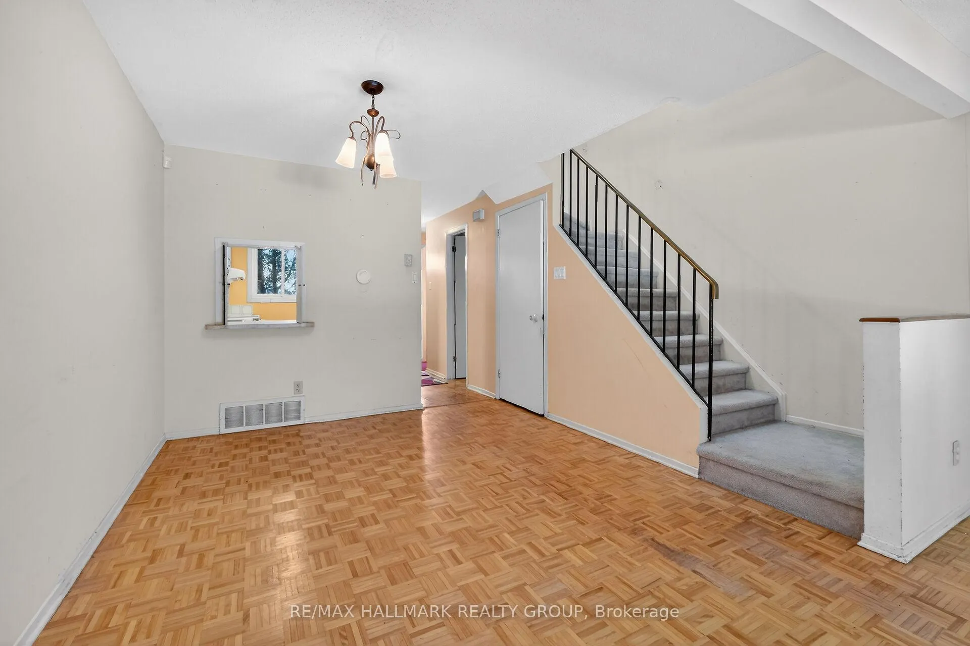 Photo 15 of Unit D, 116 Valley Stream Drive, Ottawa, Leslie Park — HOMEH
