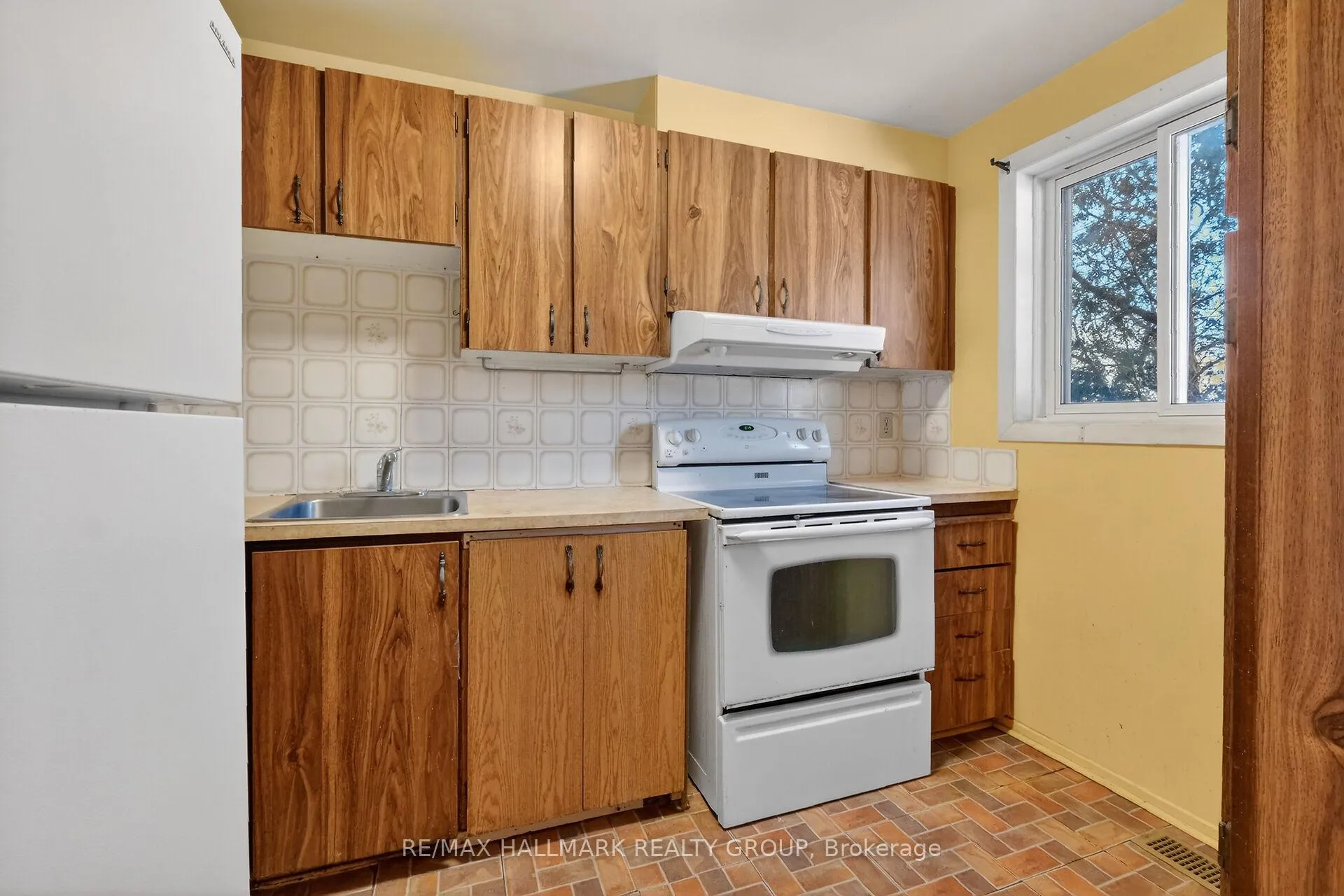 Photo 16 of Unit D, 116 Valley Stream Drive, Ottawa, Leslie Park — HOMEH
