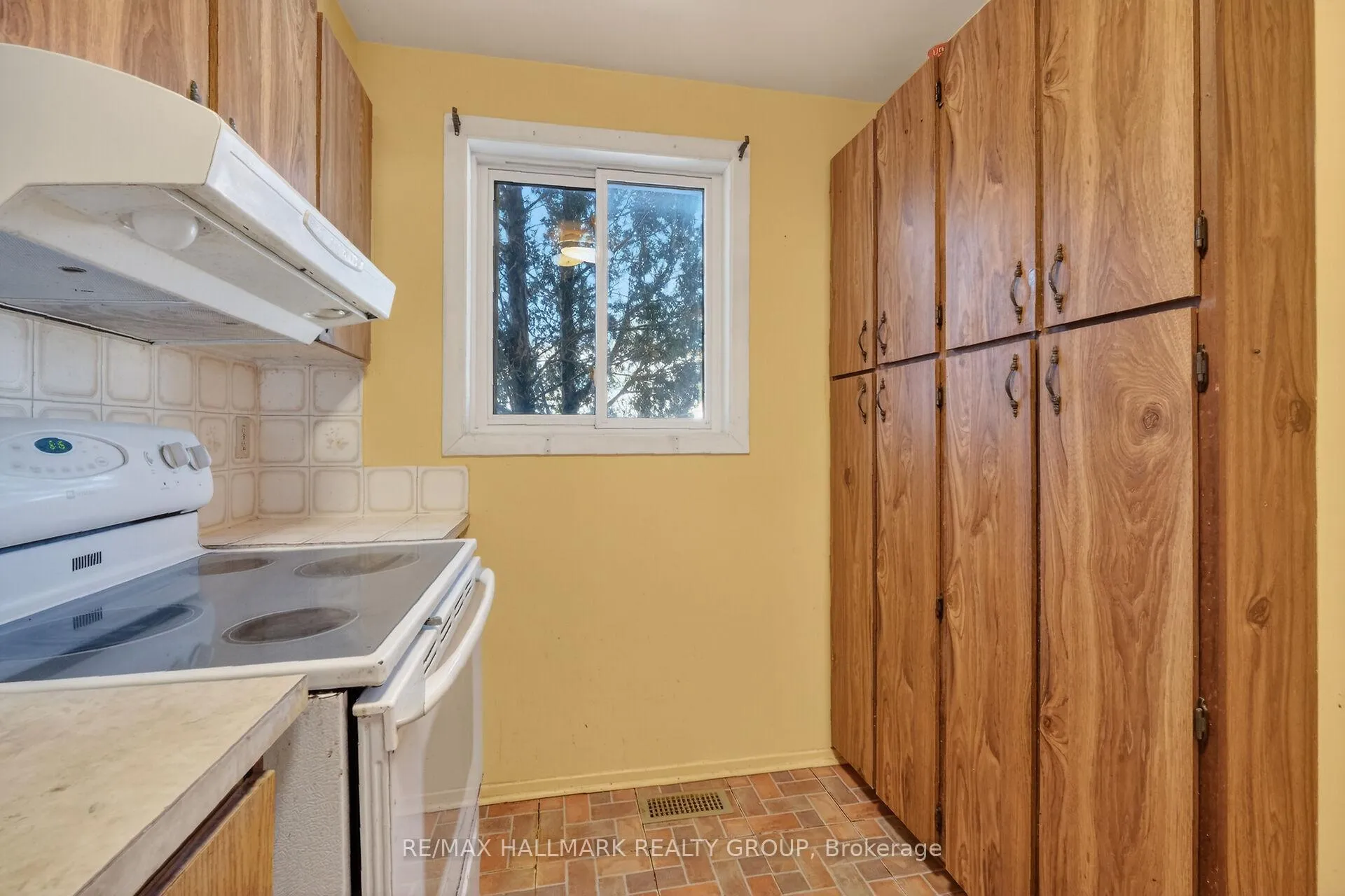 Photo 18 of Unit D, 116 Valley Stream Drive, Ottawa, Leslie Park — HOMEH
