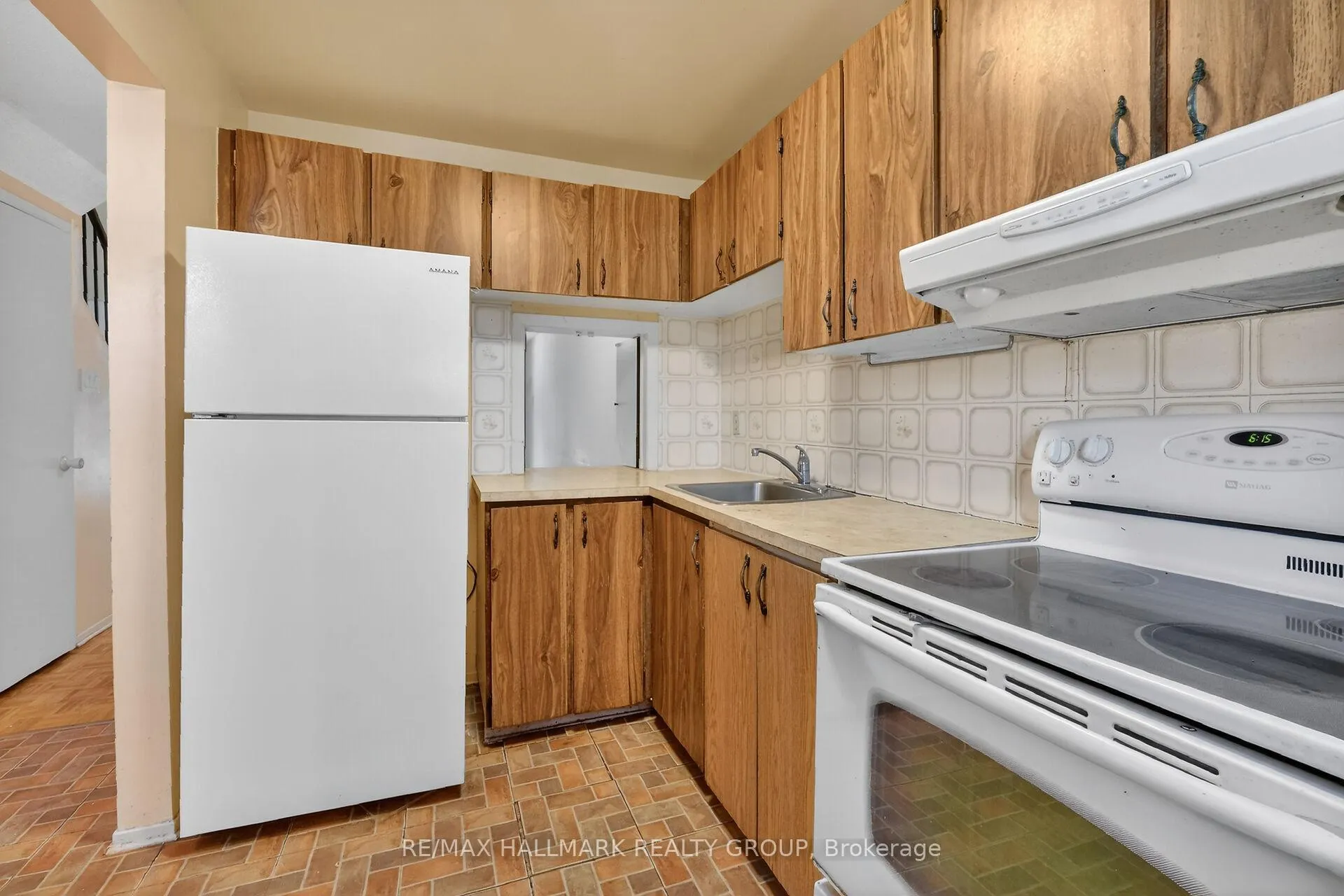 Photo 19 of Unit D, 116 Valley Stream Drive, Ottawa, Leslie Park — HOMEH