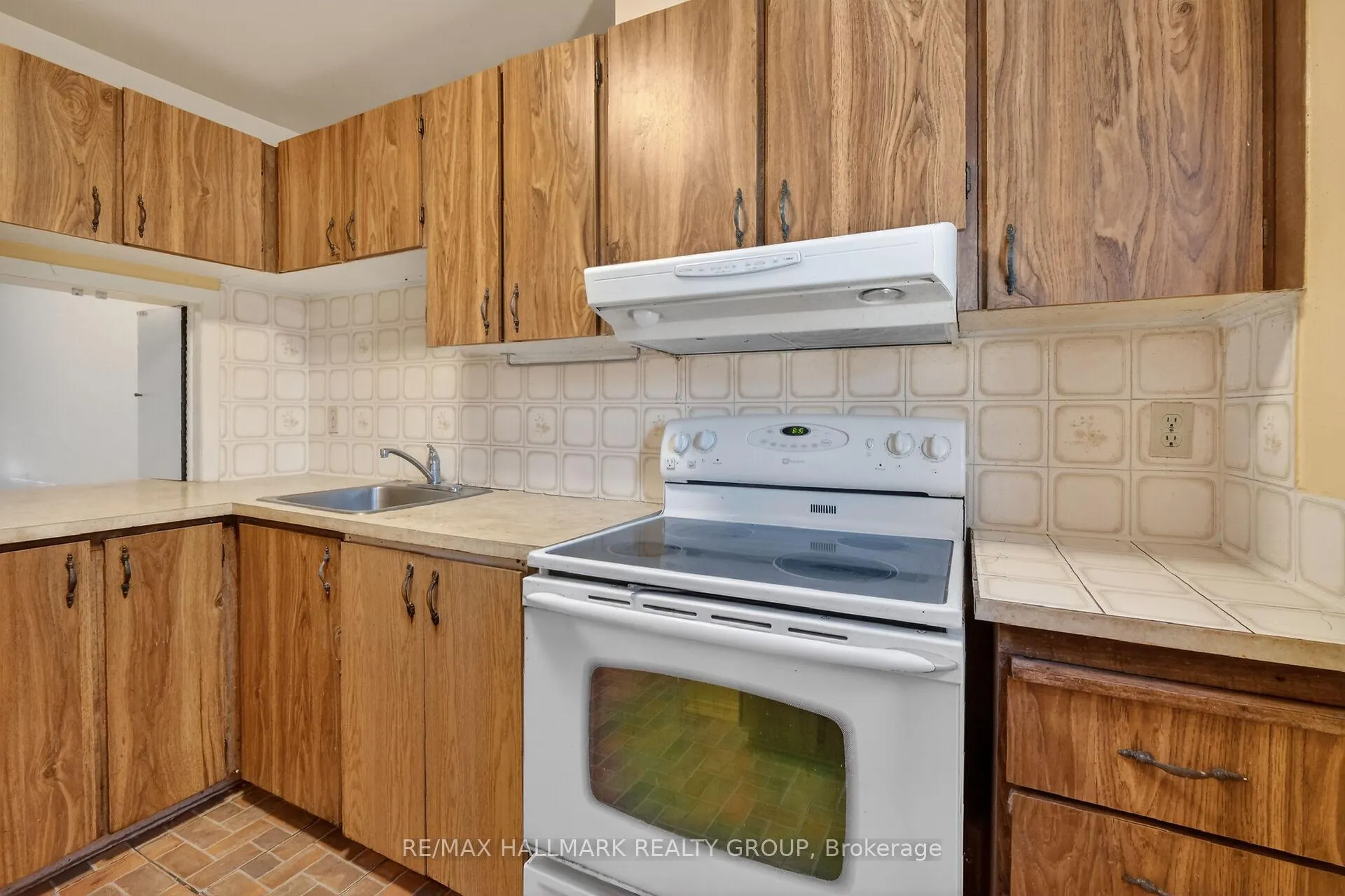 Photo 20 of Unit D, 116 Valley Stream Drive, Ottawa, Leslie Park — HOMEH