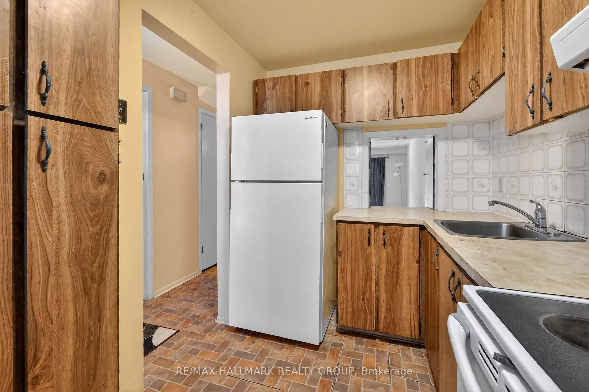 Photo 22 of Unit D, 116 Valley Stream Drive, Ottawa, Leslie Park — HOMEH