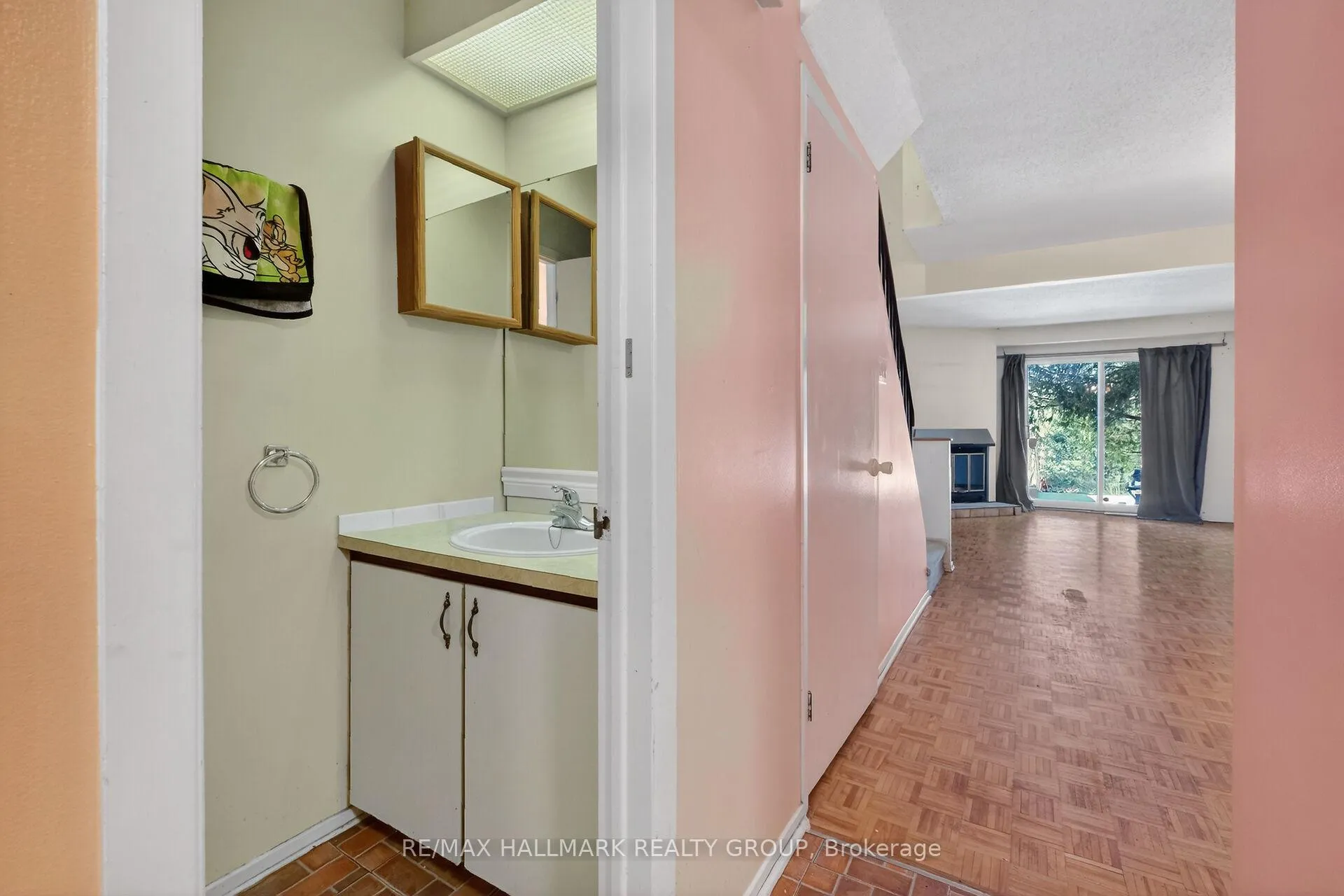 Photo 23 of Unit D, 116 Valley Stream Drive, Ottawa, Leslie Park — HOMEH