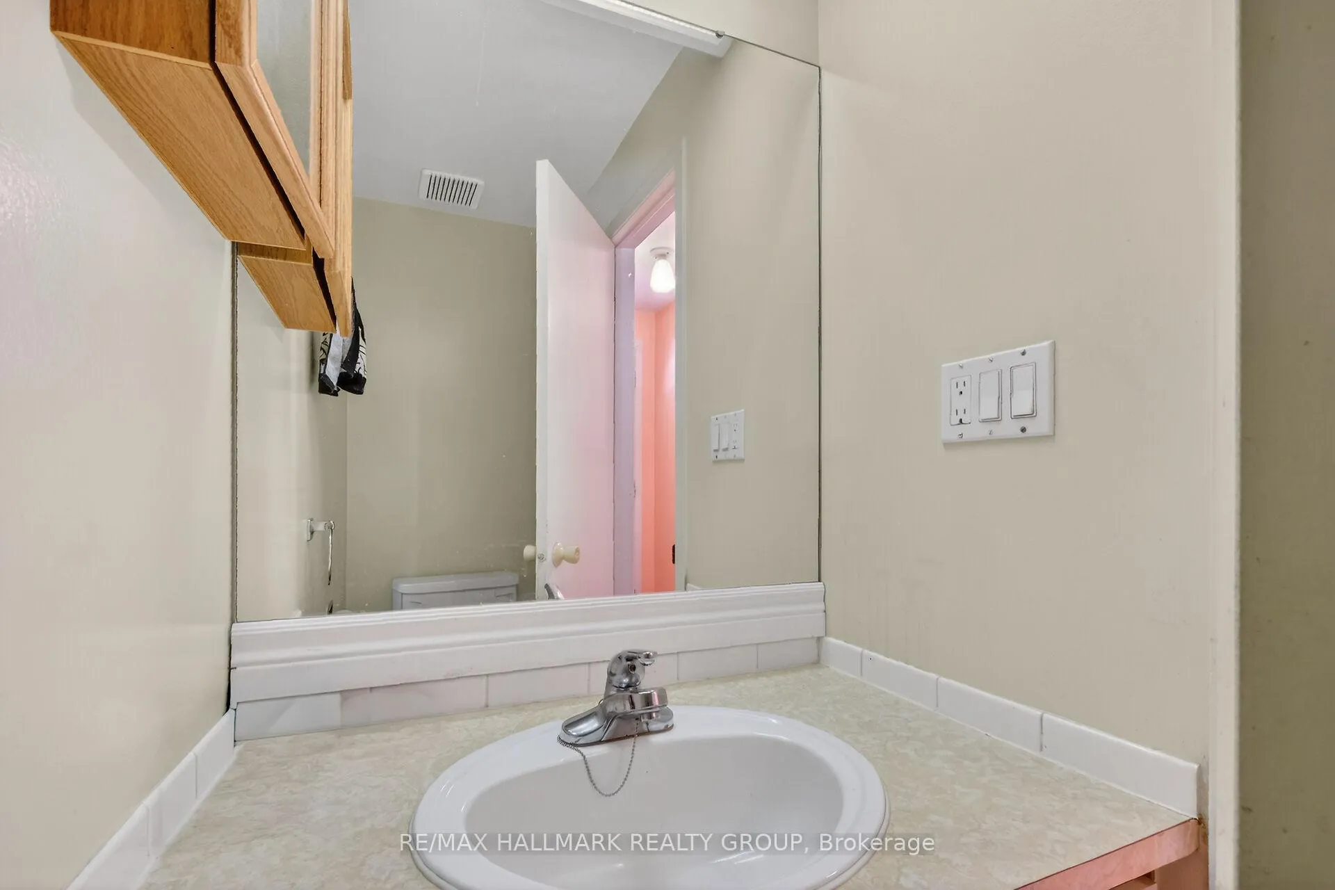 Photo 24 of Unit D, 116 Valley Stream Drive, Ottawa, Leslie Park — HOMEH