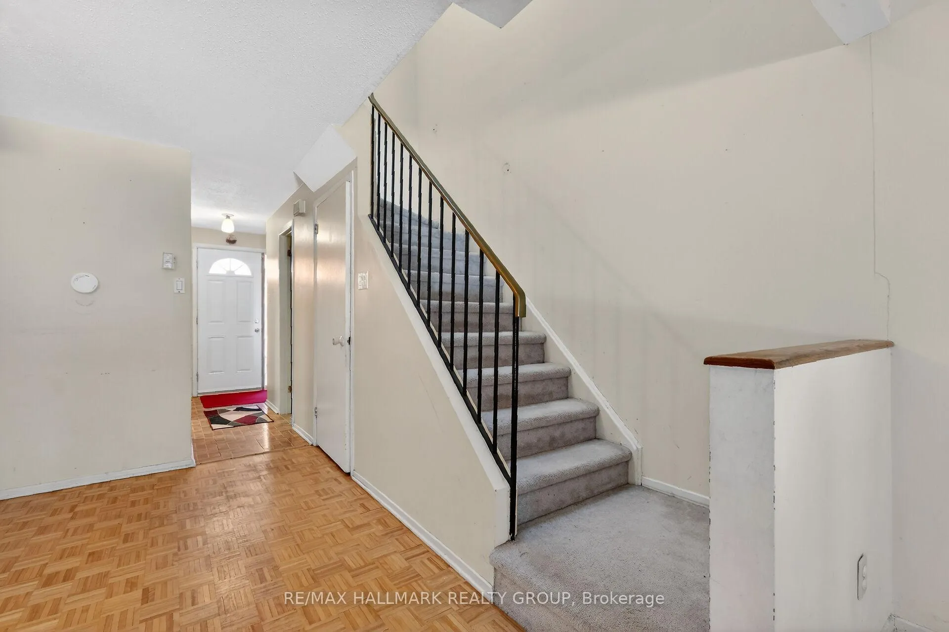 Photo 25 of Unit D, 116 Valley Stream Drive, Ottawa, Leslie Park — HOMEH