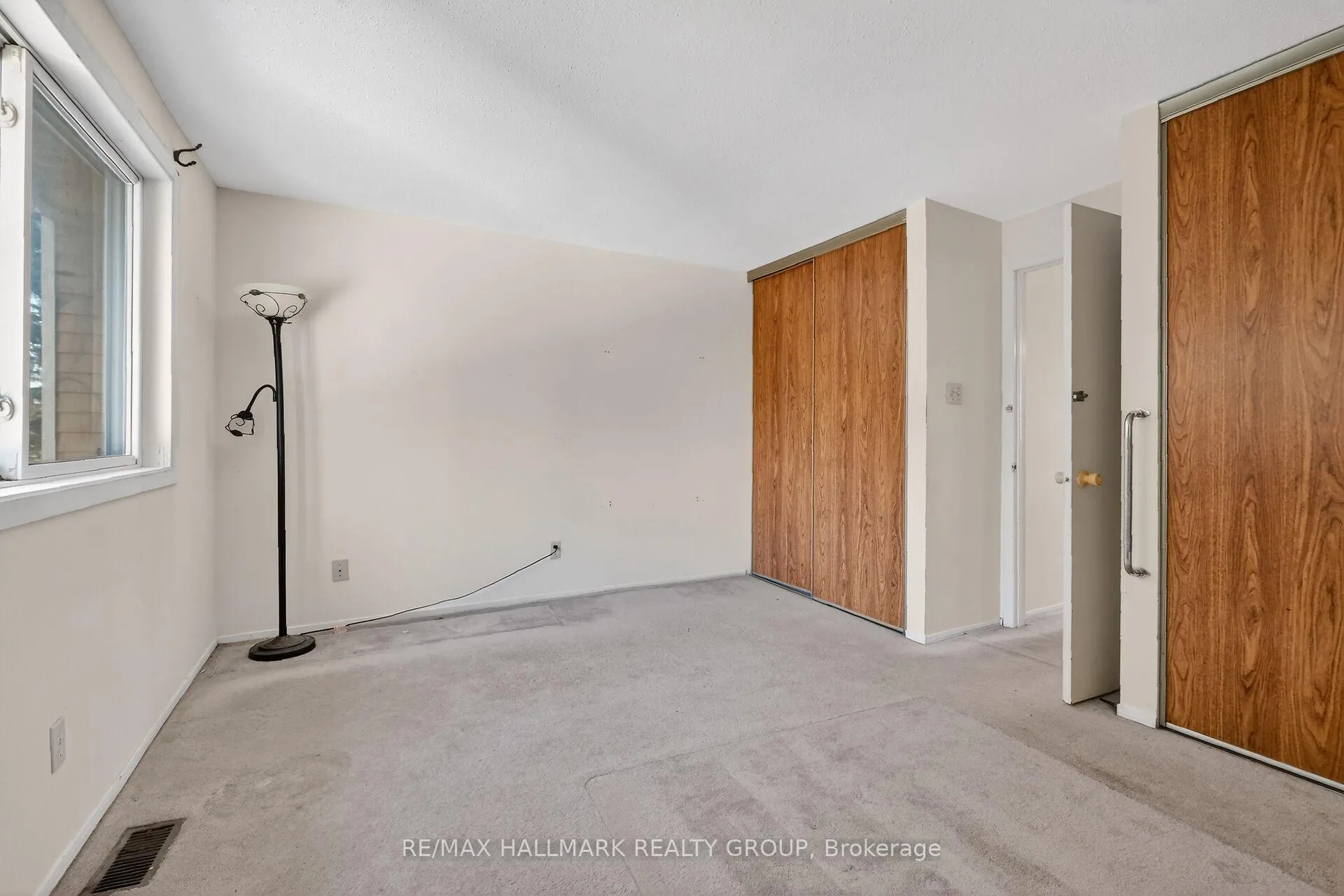 Photo 28 of Unit D, 116 Valley Stream Drive, Ottawa, Leslie Park — HOMEH