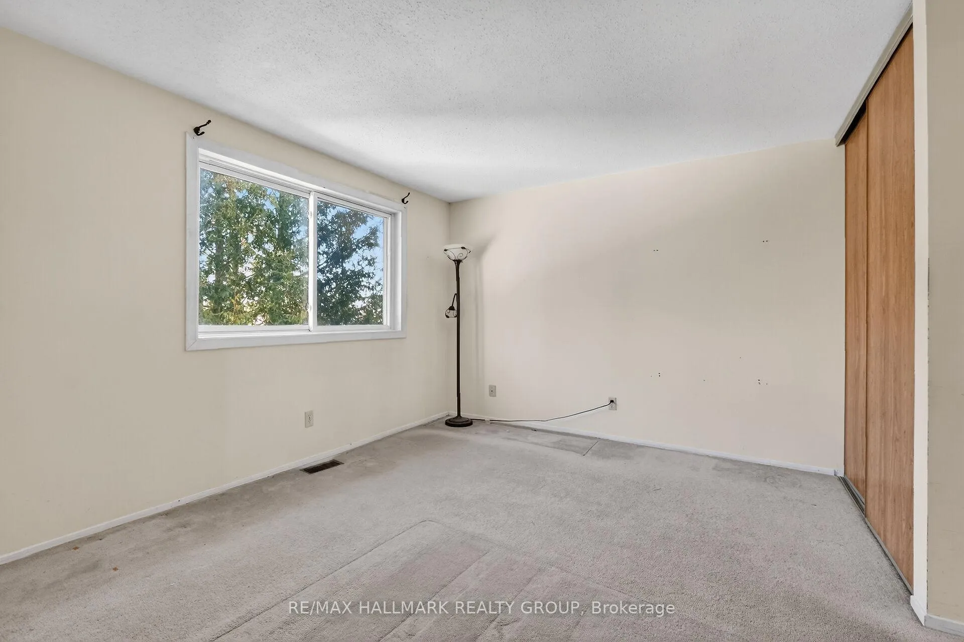 Photo 30 of Unit D, 116 Valley Stream Drive, Ottawa, Leslie Park — HOMEH