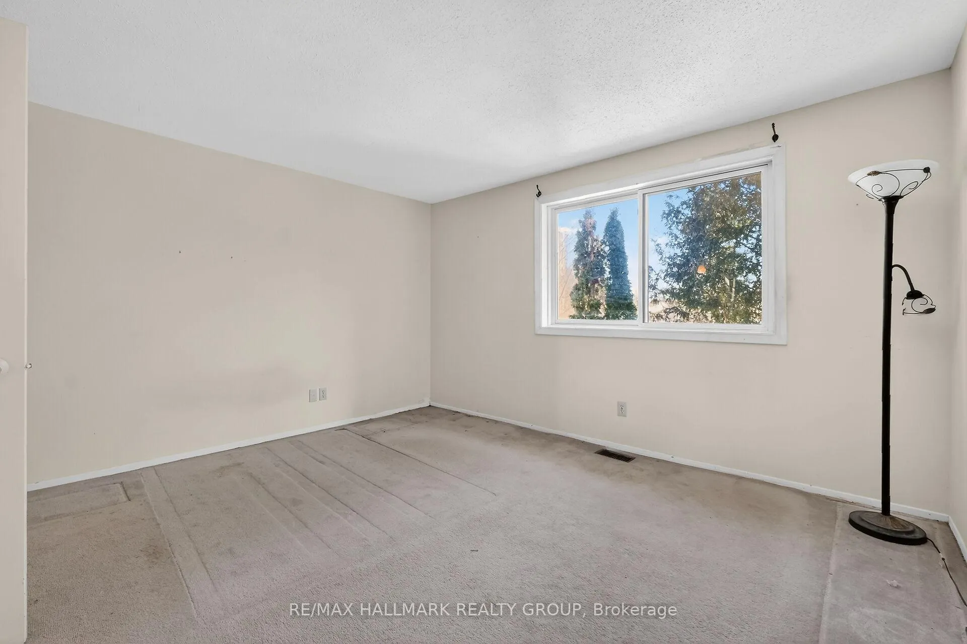 Photo 31 of Unit D, 116 Valley Stream Drive, Ottawa, Leslie Park — HOMEH