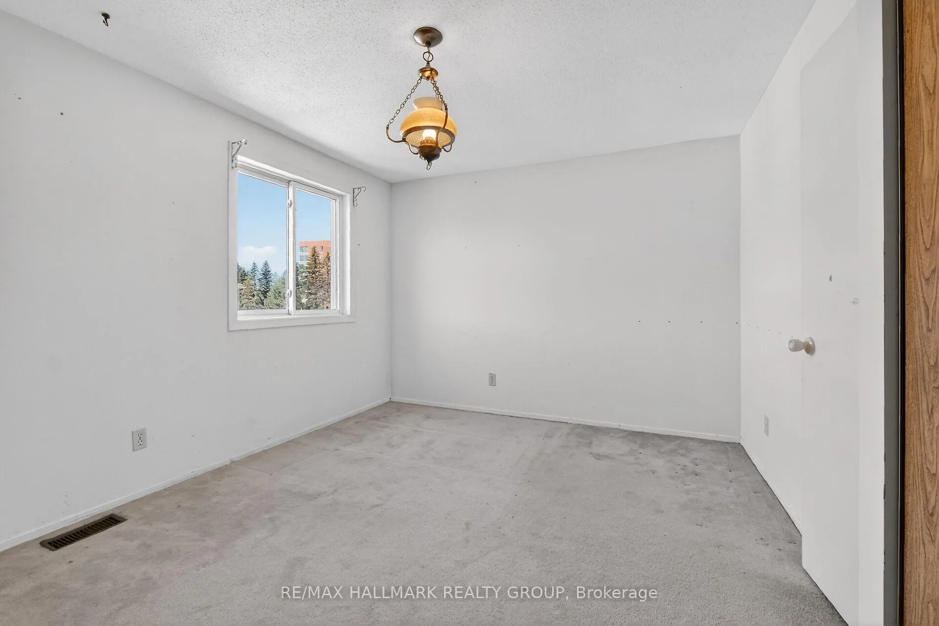 Photo 32 of Unit D, 116 Valley Stream Drive, Ottawa, Leslie Park — HOMEH