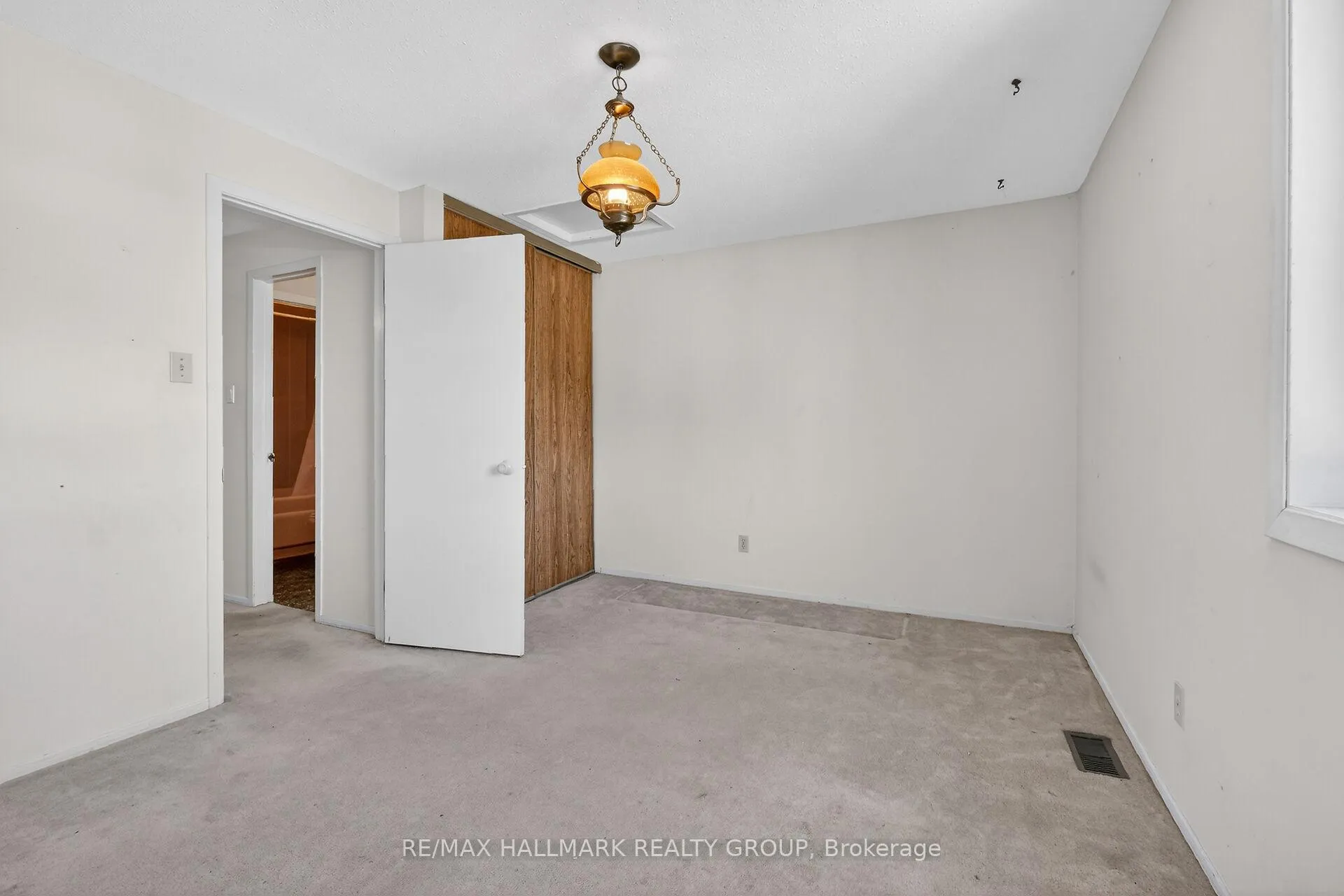 Photo 34 of Unit D, 116 Valley Stream Drive, Ottawa, Leslie Park — HOMEH