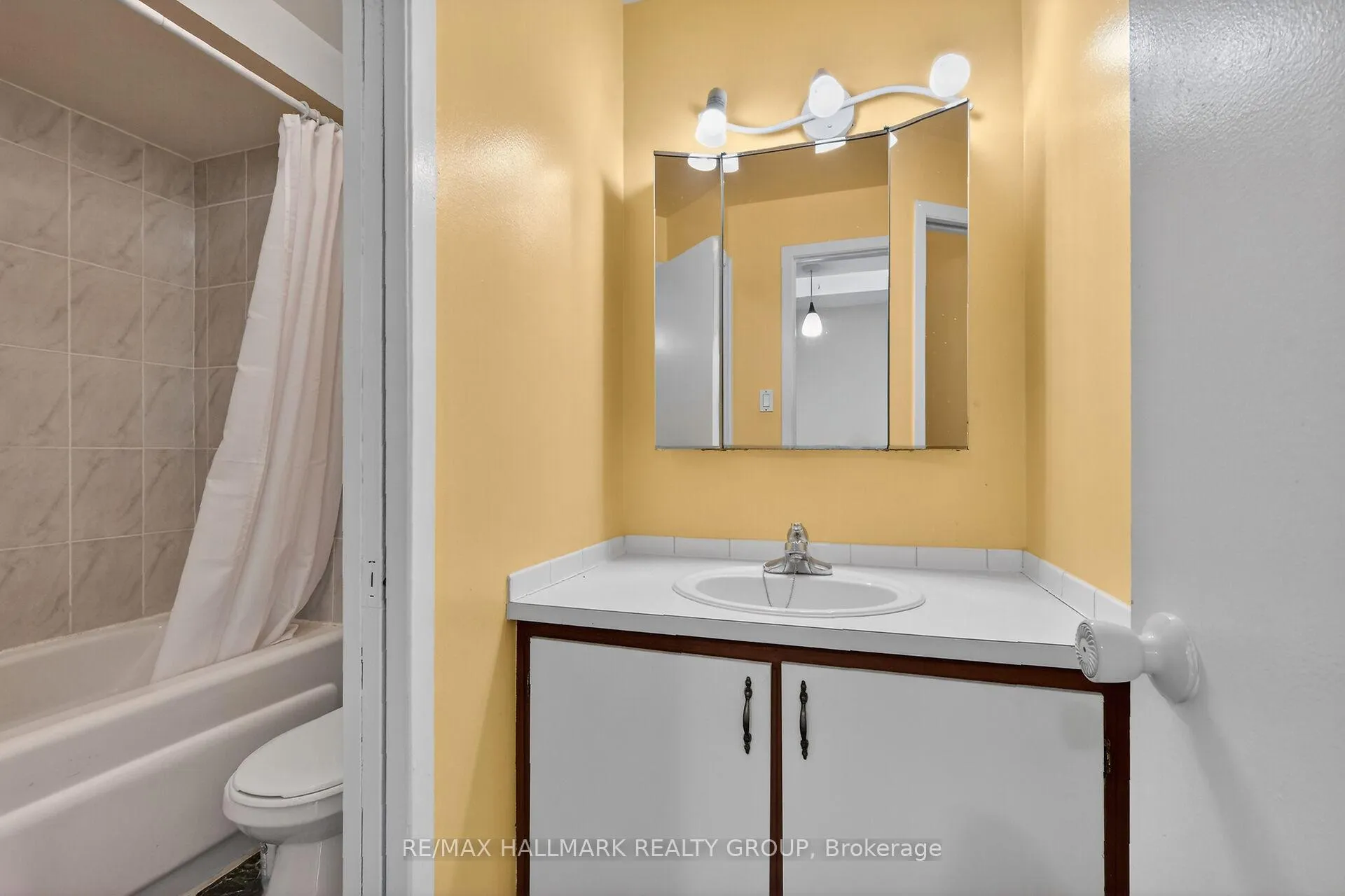 Photo 36 of Unit D, 116 Valley Stream Drive, Ottawa, Leslie Park — HOMEH
