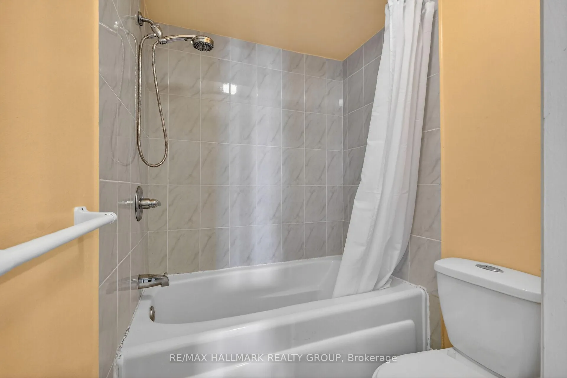 Photo 37 of Unit D, 116 Valley Stream Drive, Ottawa, Leslie Park — HOMEH