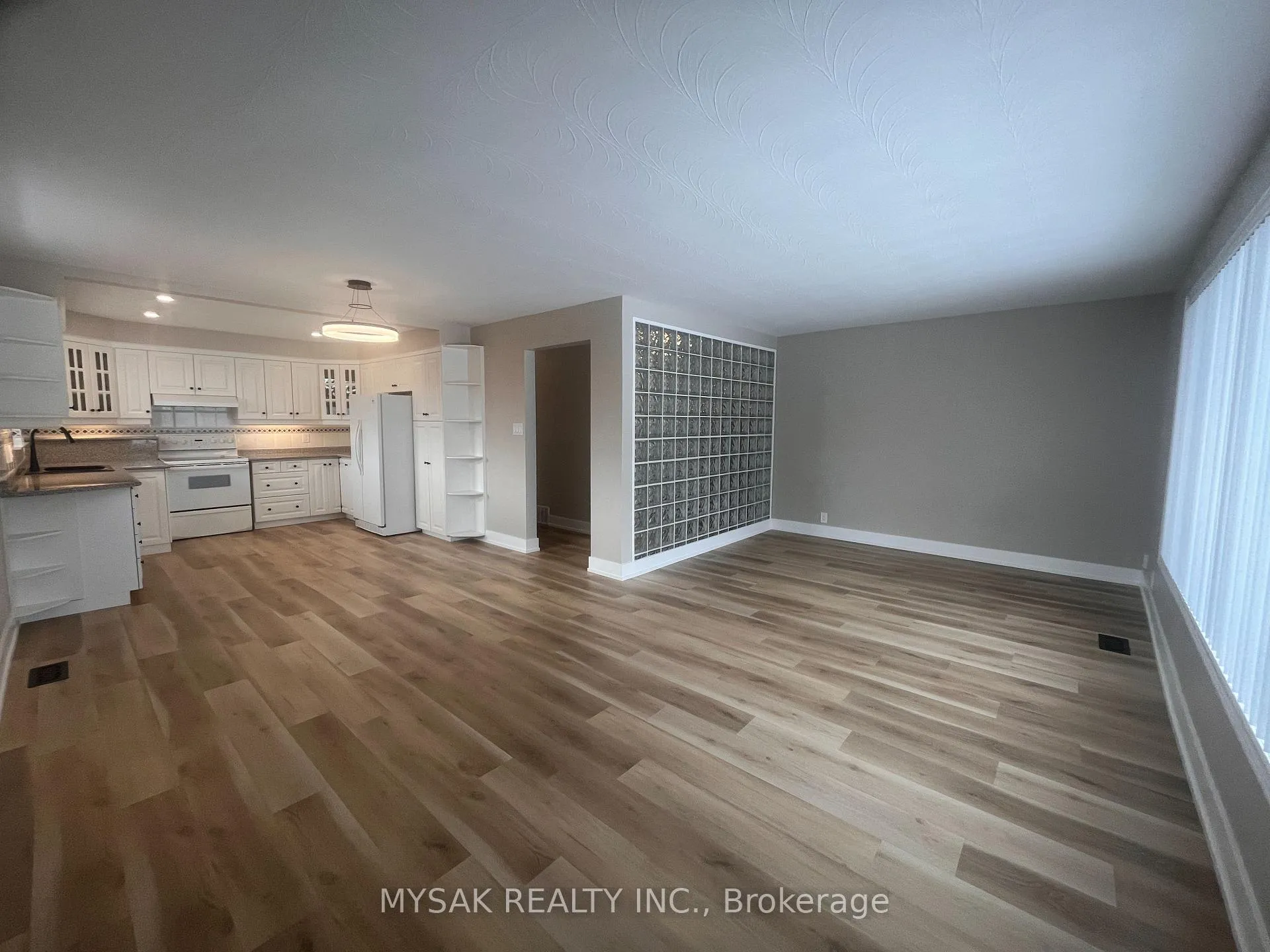 Photo 2 of Unit Main Floor, 96 Celestine Drive, Etobicoke, Willowridge-Martingrove-Richview — HOMEH