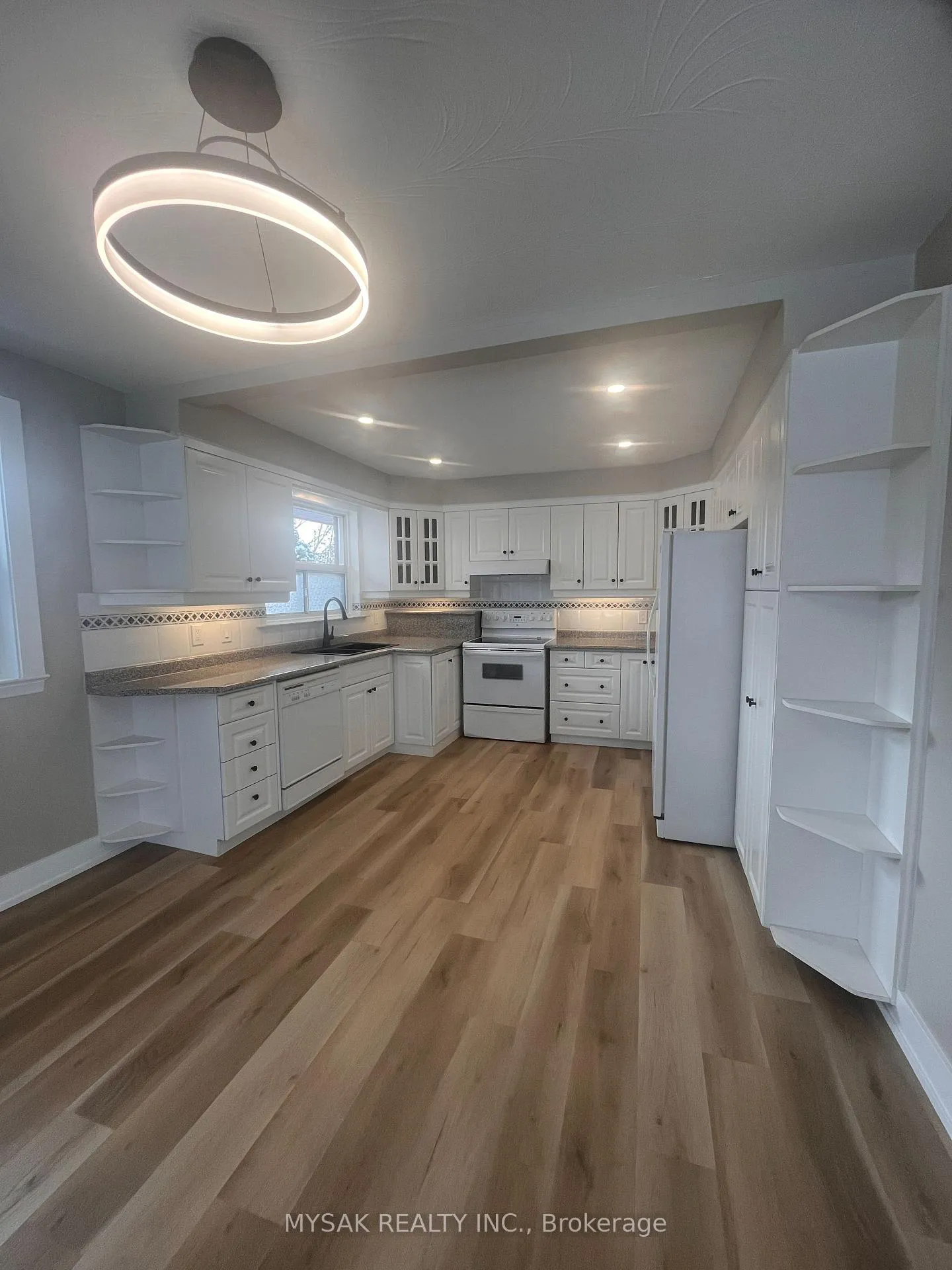 Photo 3 of Unit Main Floor, 96 Celestine Drive, Etobicoke, Willowridge-Martingrove-Richview — HOMEH