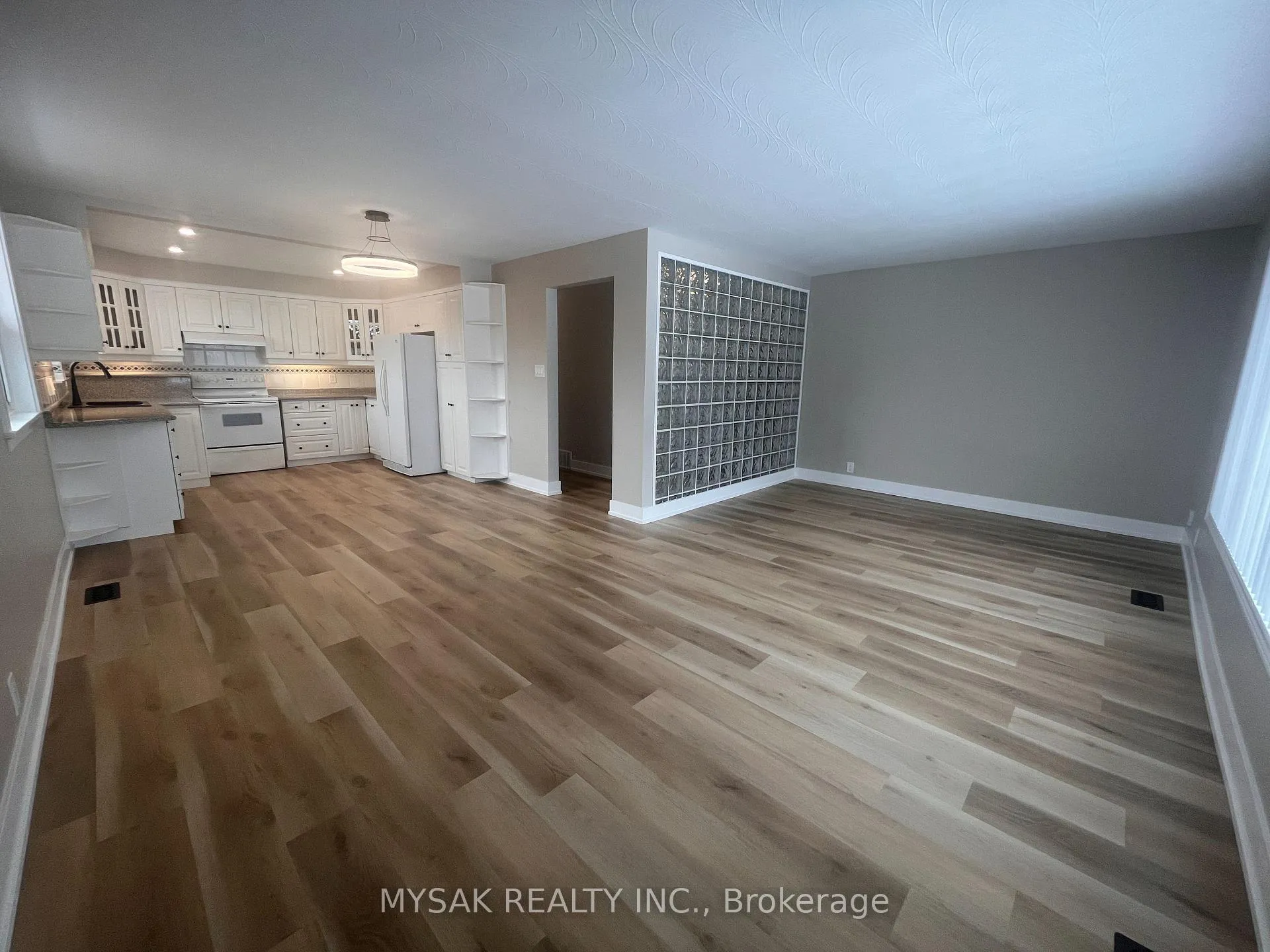 Photo 5 of Unit Main Floor, 96 Celestine Drive, Etobicoke, Willowridge-Martingrove-Richview — HOMEH
