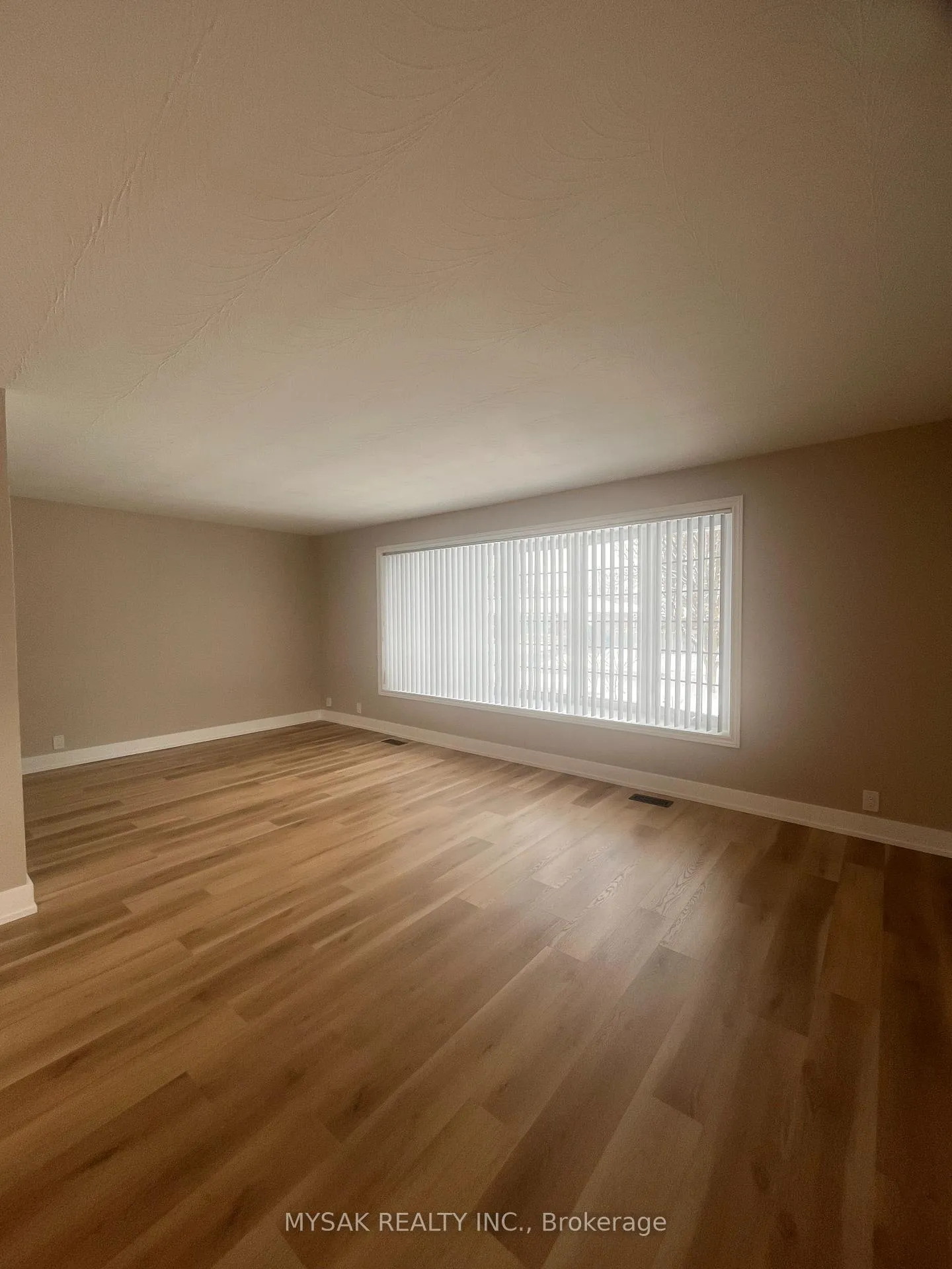 Photo 7 of Unit Main Floor, 96 Celestine Drive, Etobicoke, Willowridge-Martingrove-Richview — HOMEH