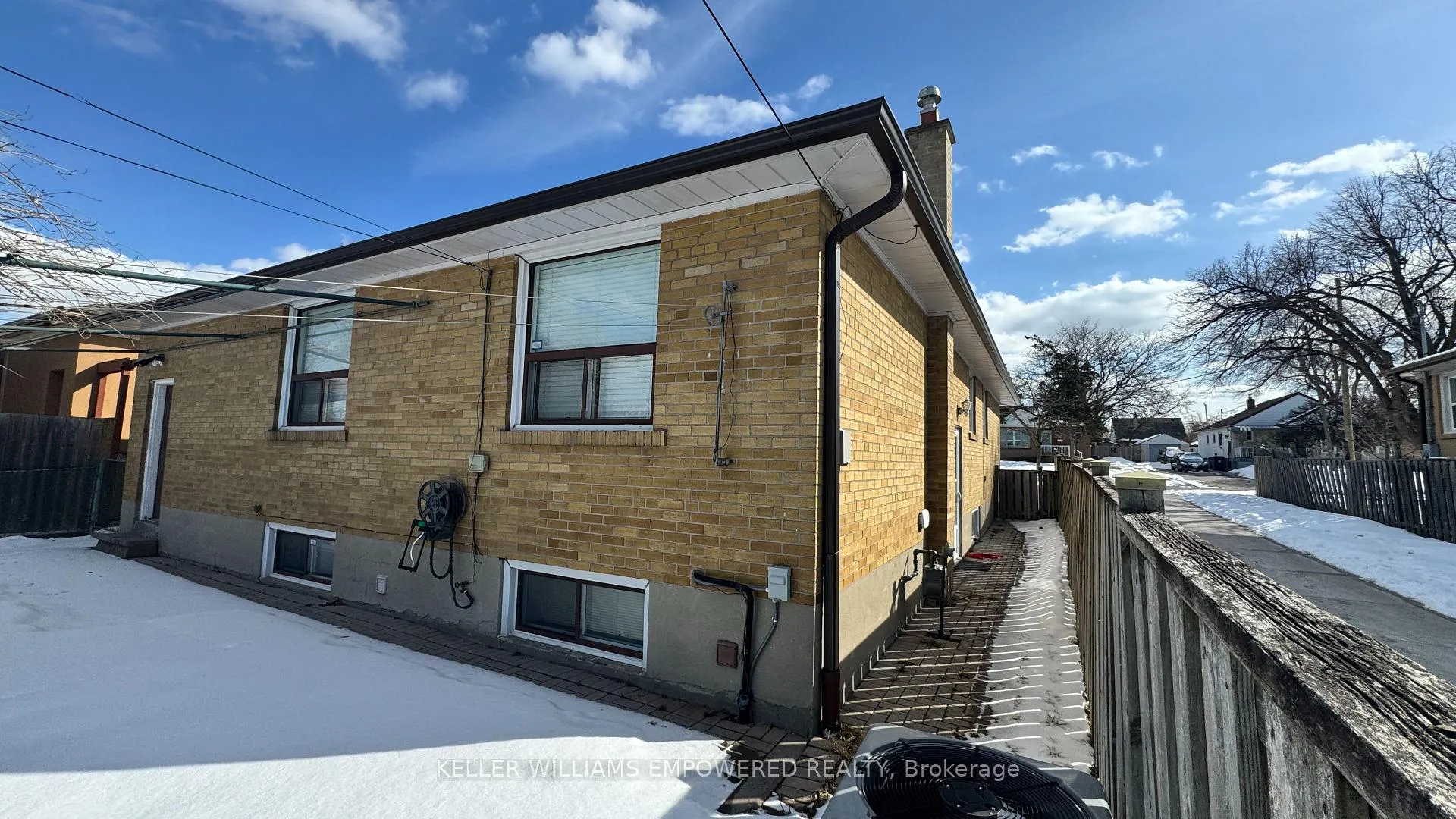 Photo 4 of 12 Hadrian Drive, Etobicoke, Elms-Old Rexdale — HOMEH