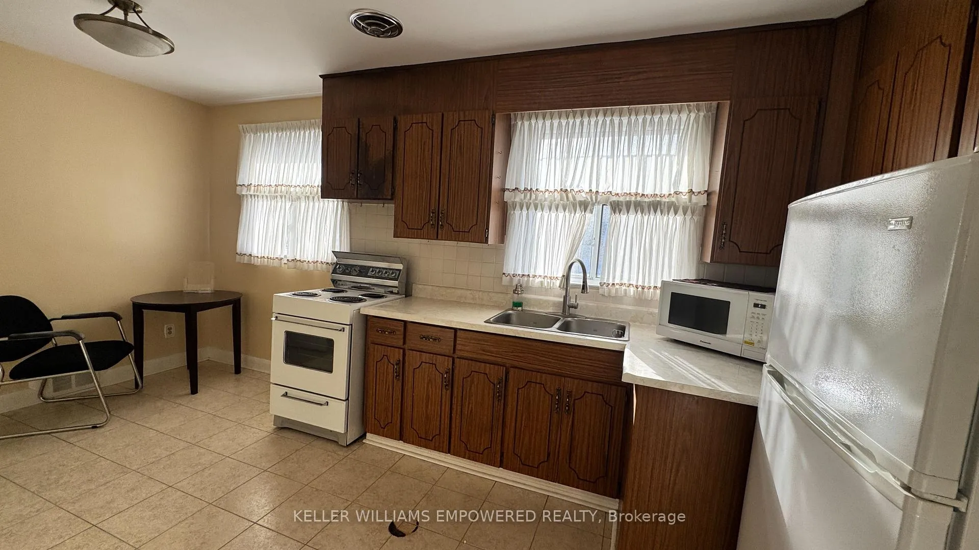 Photo 10 of 12 Hadrian Drive, Etobicoke, Elms-Old Rexdale — HOMEH