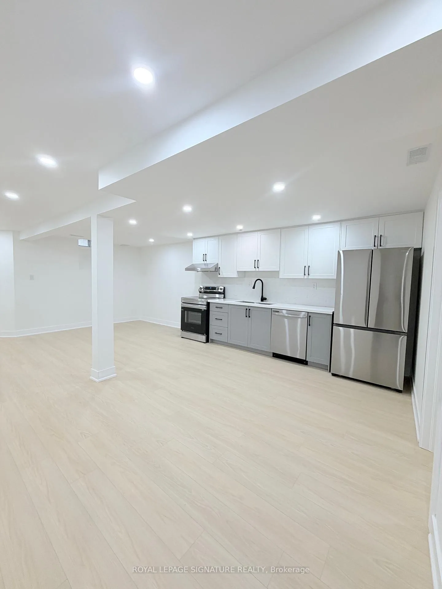 Photo 2 of Unit Main, 16 Oak Knoll Crescent, Hamilton, Westdale — HOMEH