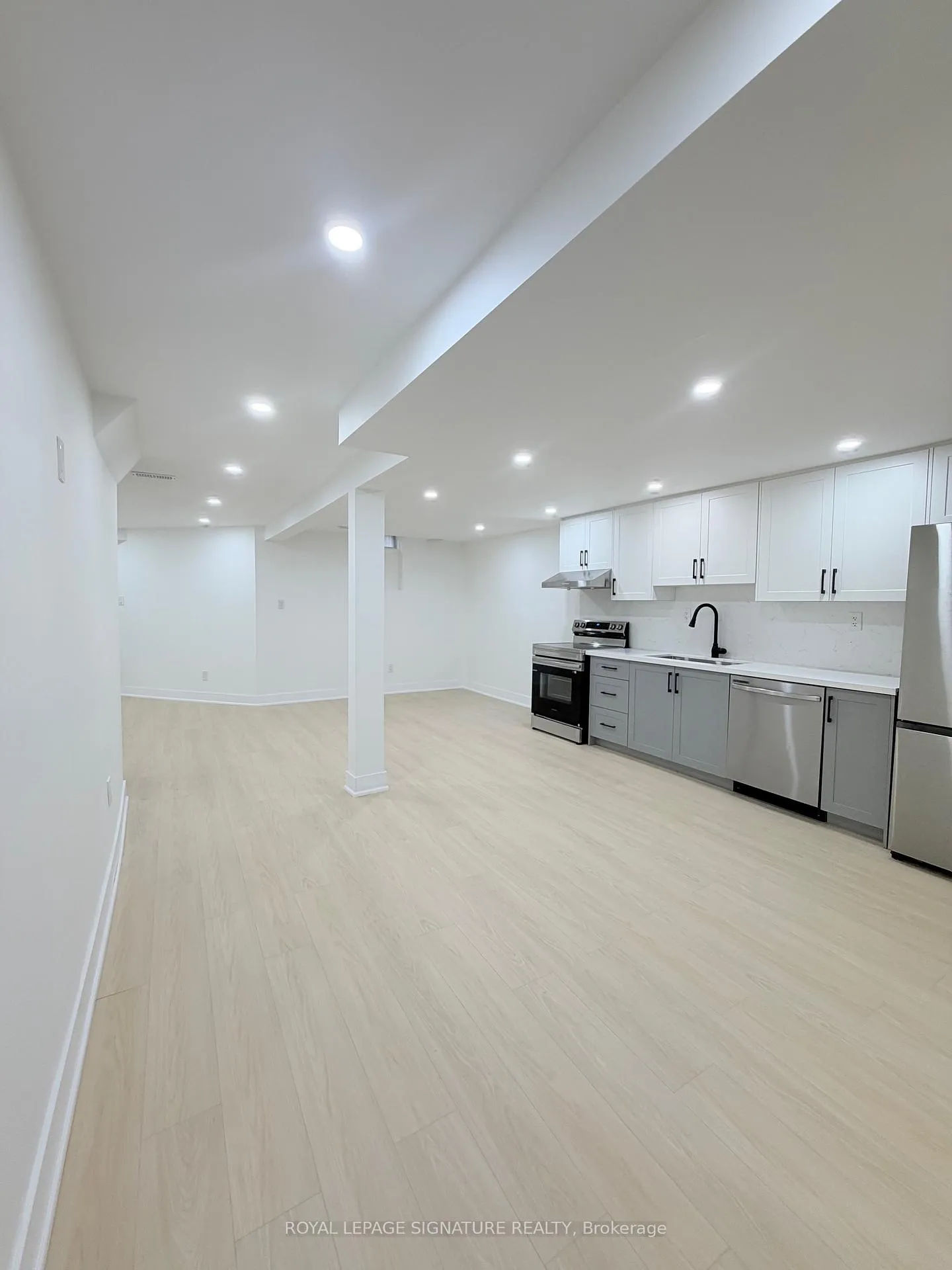 Photo 3 of Unit Main, 16 Oak Knoll Crescent, Hamilton, Westdale — HOMEH