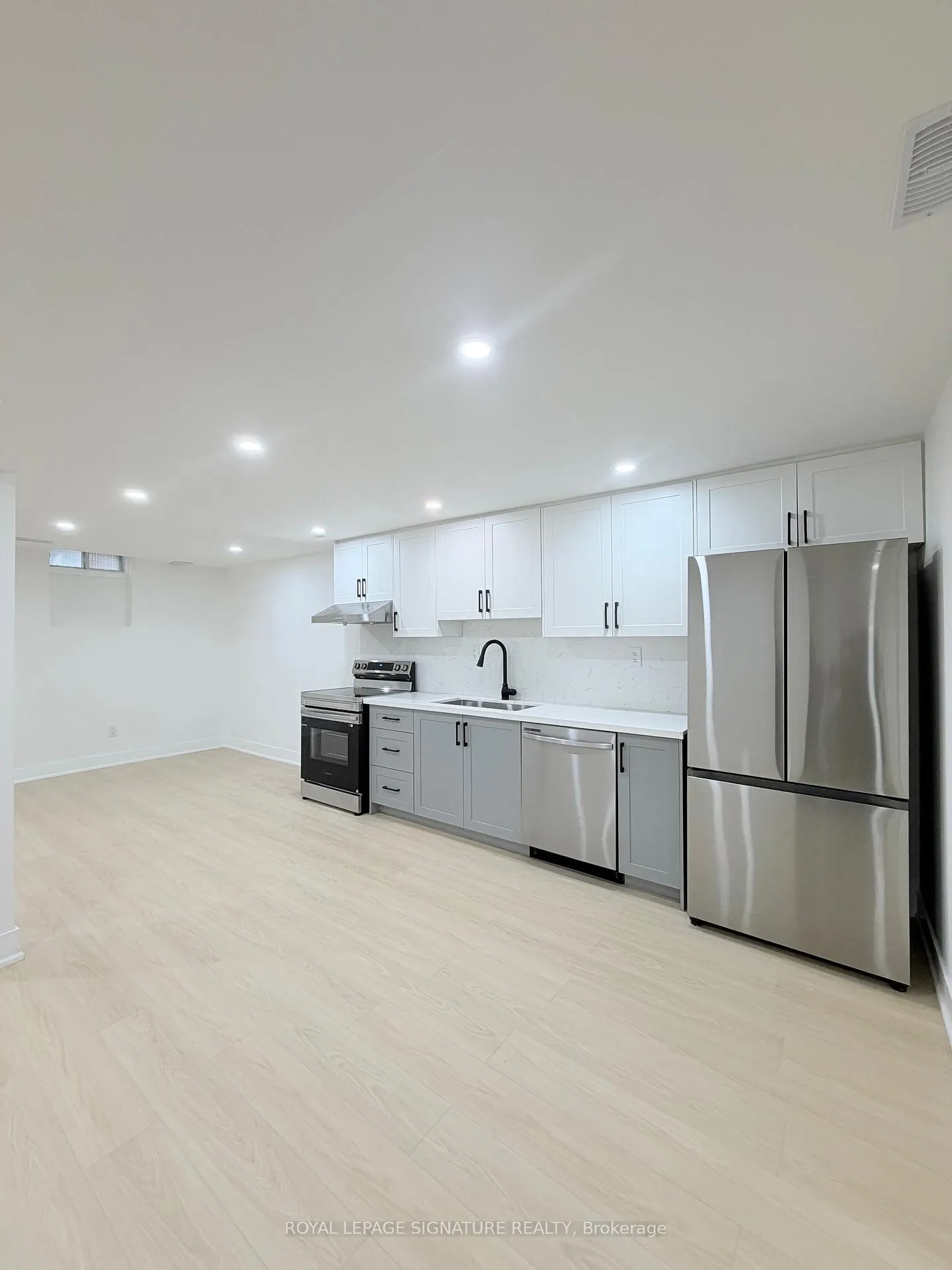 Photo 4 of Unit Main, 16 Oak Knoll Crescent, Hamilton, Westdale — HOMEH