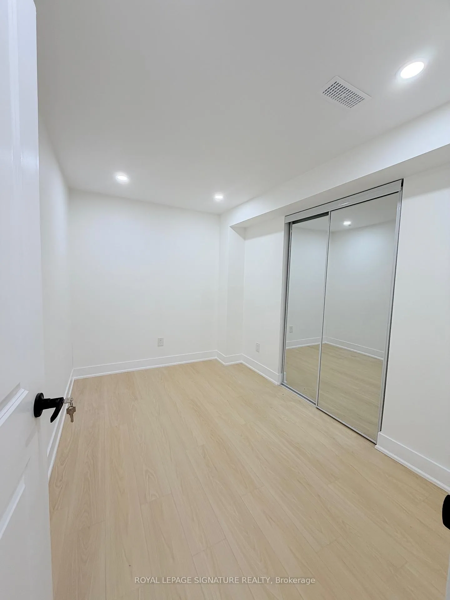 Photo 10 of Unit Main, 16 Oak Knoll Crescent, Hamilton, Westdale — HOMEH