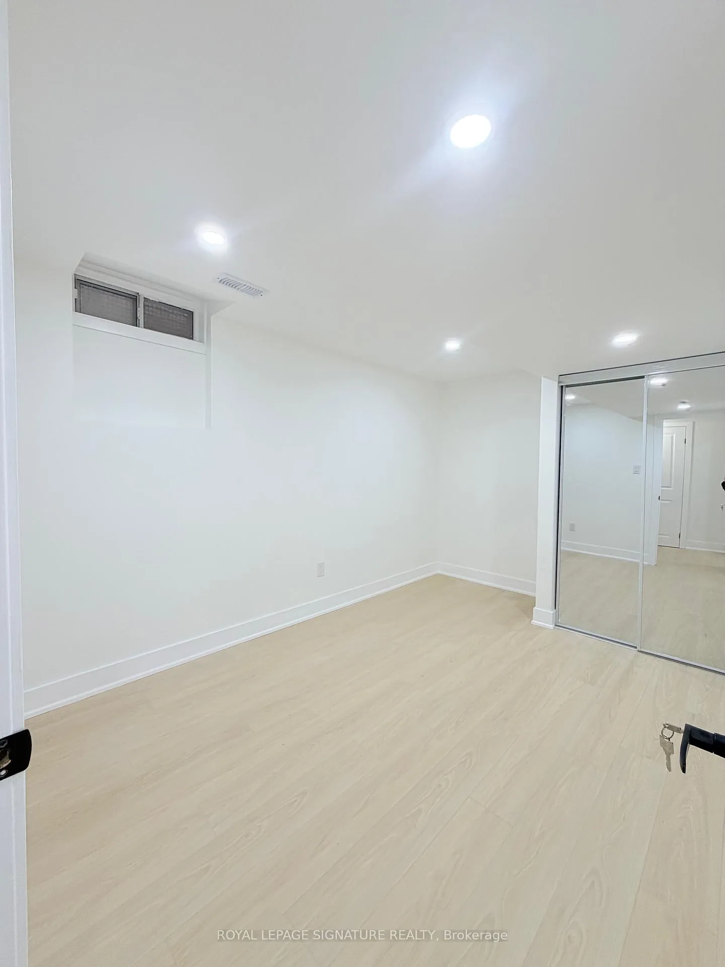 Photo 11 of Unit Main, 16 Oak Knoll Crescent, Hamilton, Westdale — HOMEH