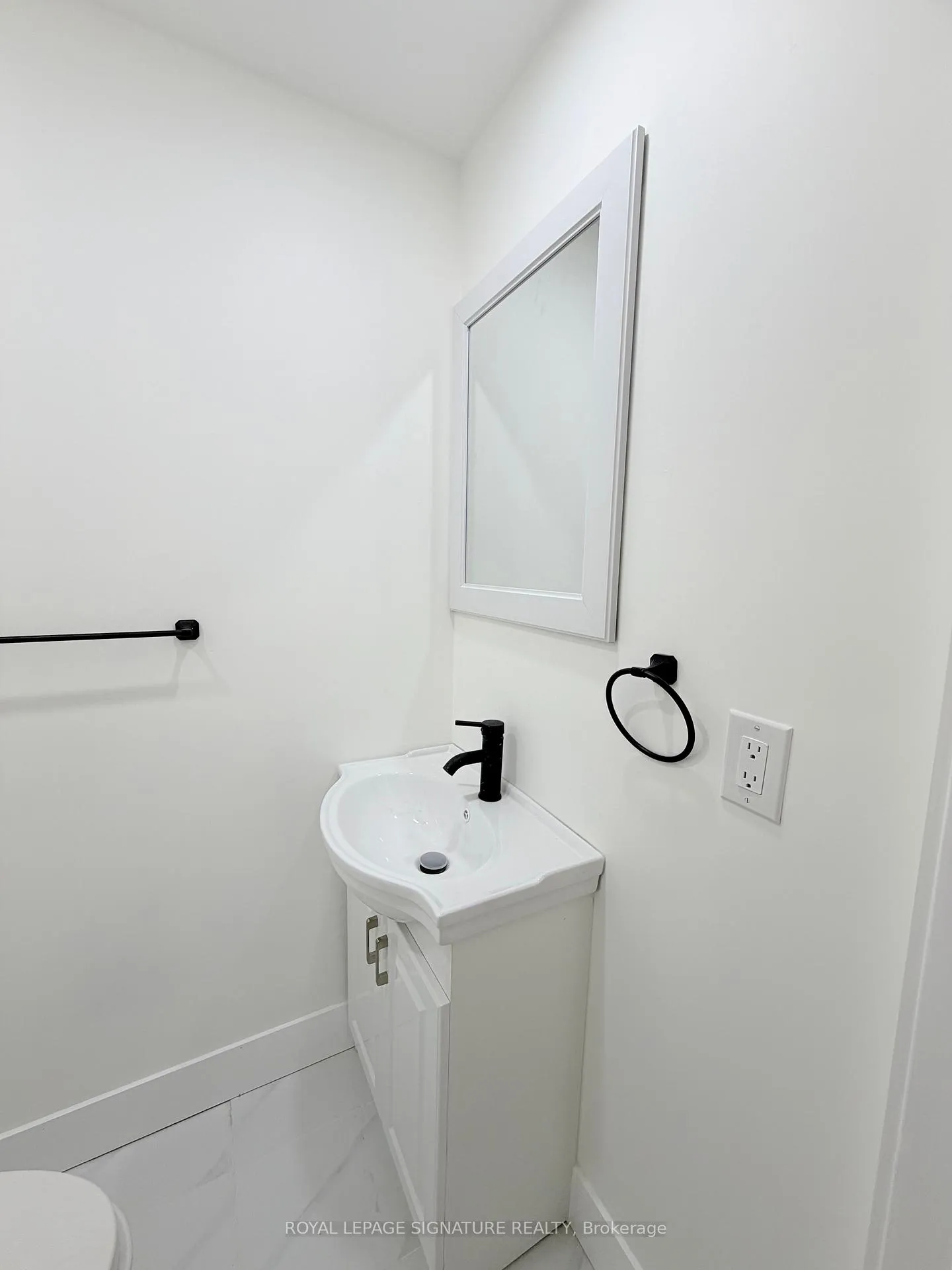 Photo 13 of Unit Main, 16 Oak Knoll Crescent, Hamilton, Westdale — HOMEH