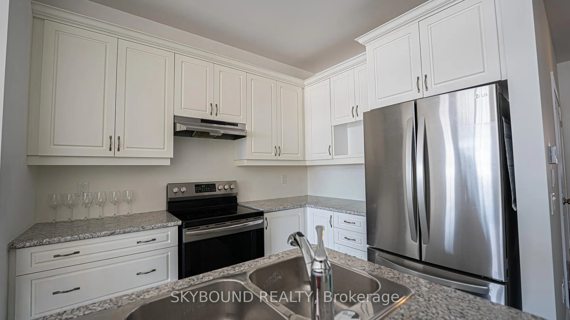 Photo 5 of 66 Finegan Circle, Brampton, Brampton North — HOMEH