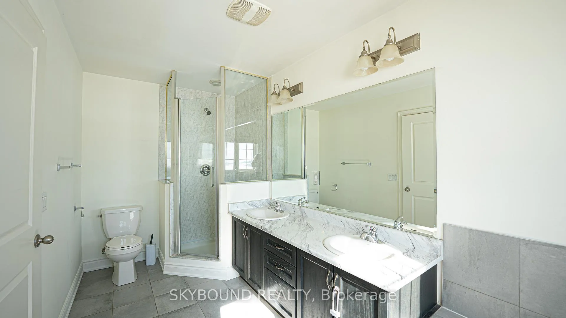 Photo 6 of 66 Finegan Circle, Brampton, Brampton North — HOMEH