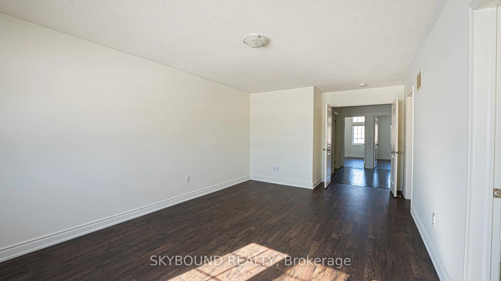 Photo 7 of 66 Finegan Circle, Brampton, Brampton North — HOMEH