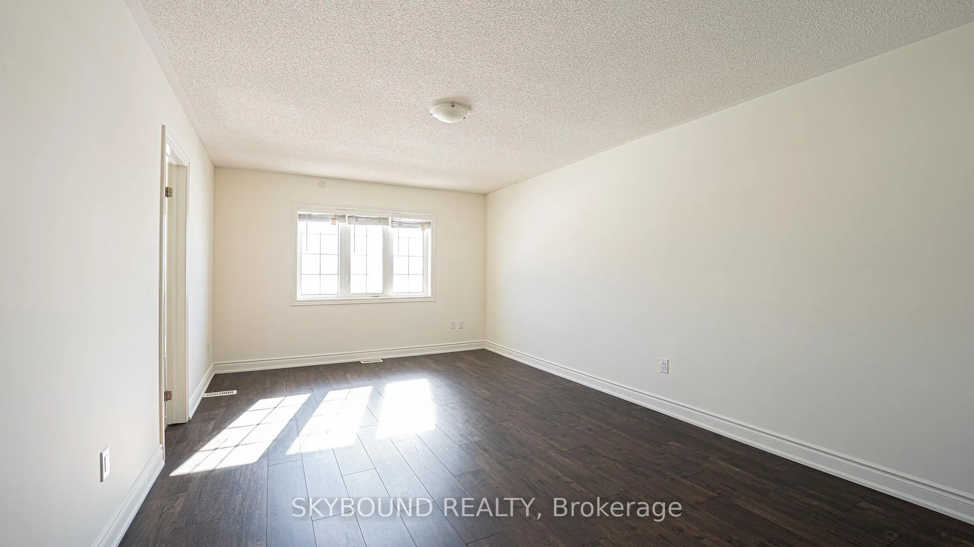 Photo 8 of 66 Finegan Circle, Brampton, Brampton North — HOMEH