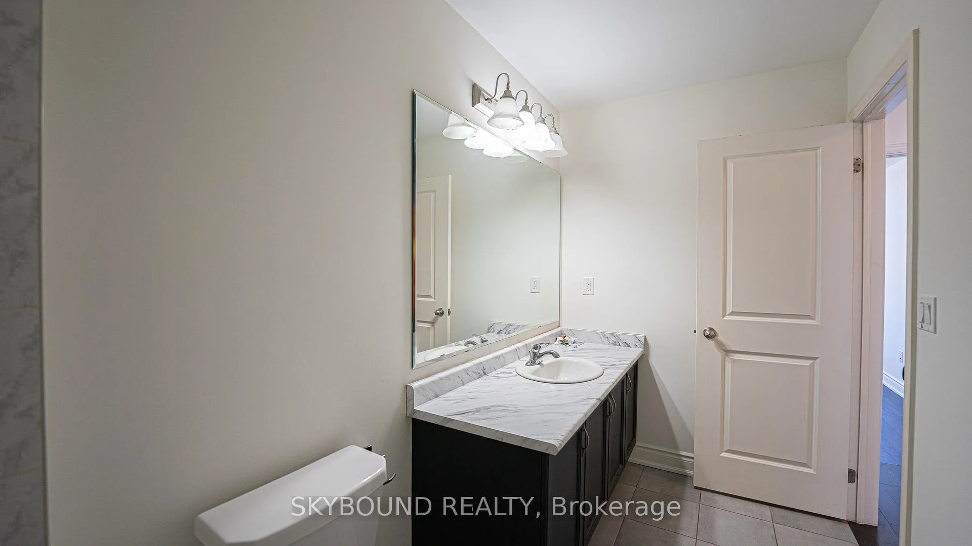 Photo 11 of 66 Finegan Circle, Brampton, Brampton North — HOMEH