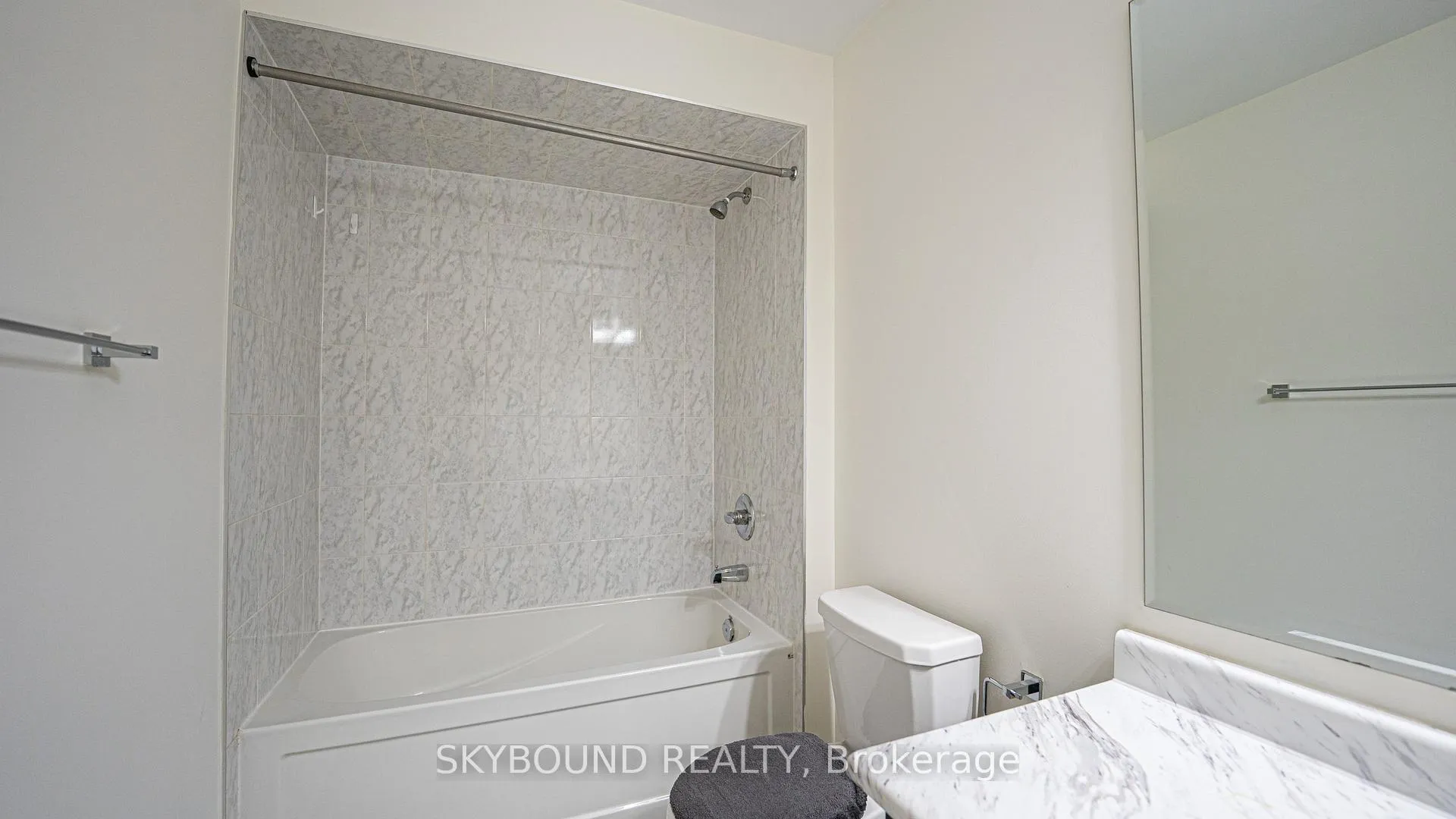 Photo 12 of 66 Finegan Circle, Brampton, Brampton North — HOMEH