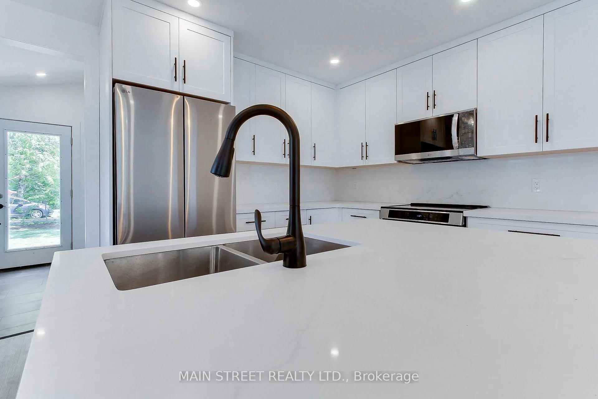 Photo 4 of 353 Pasadena Drive, Georgina, Keswick South — HOMEH