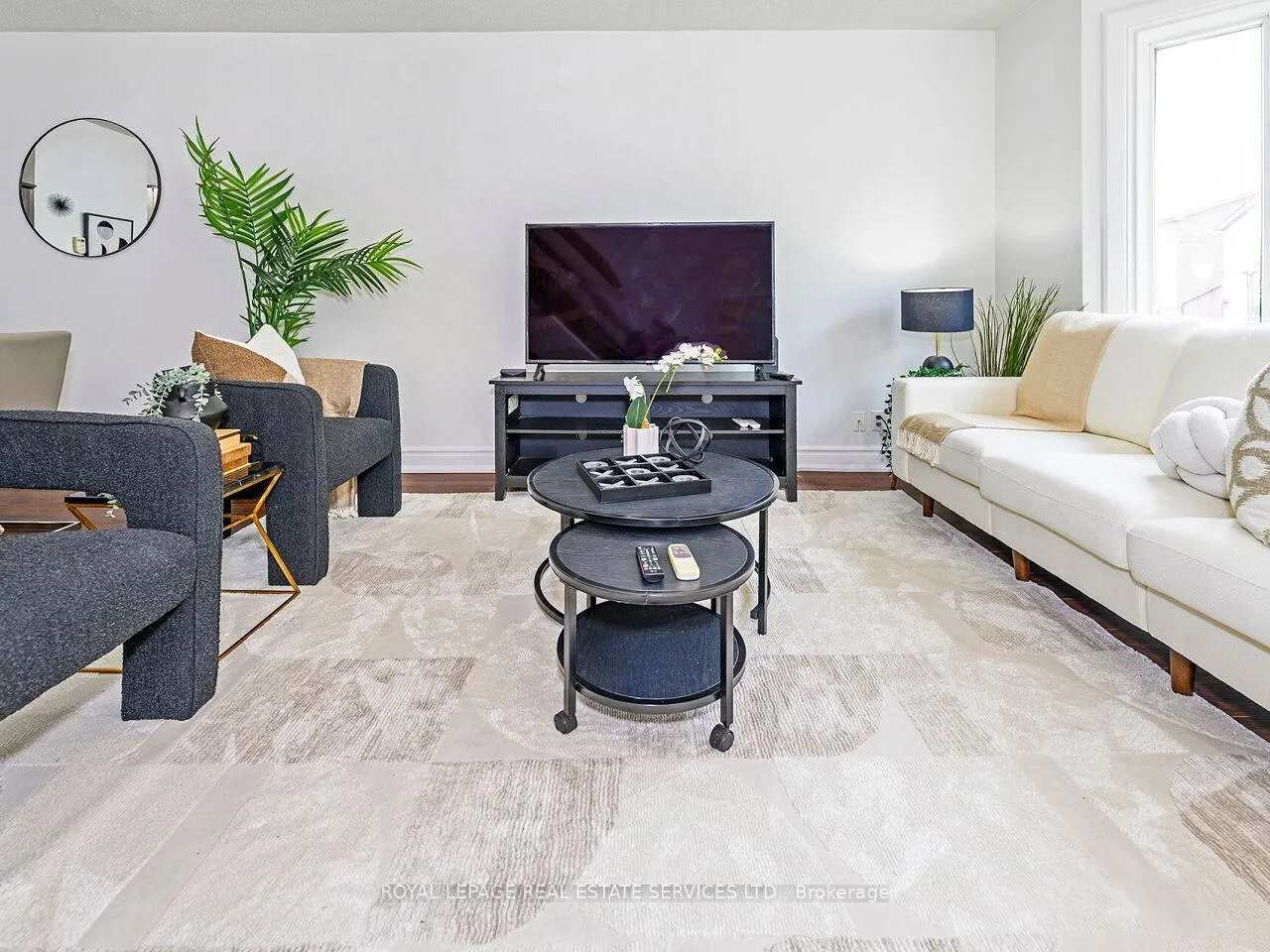 Photo 4 of 135 Bernice Crescent, Toronto, Rockcliffe-Smythe — HOMEH