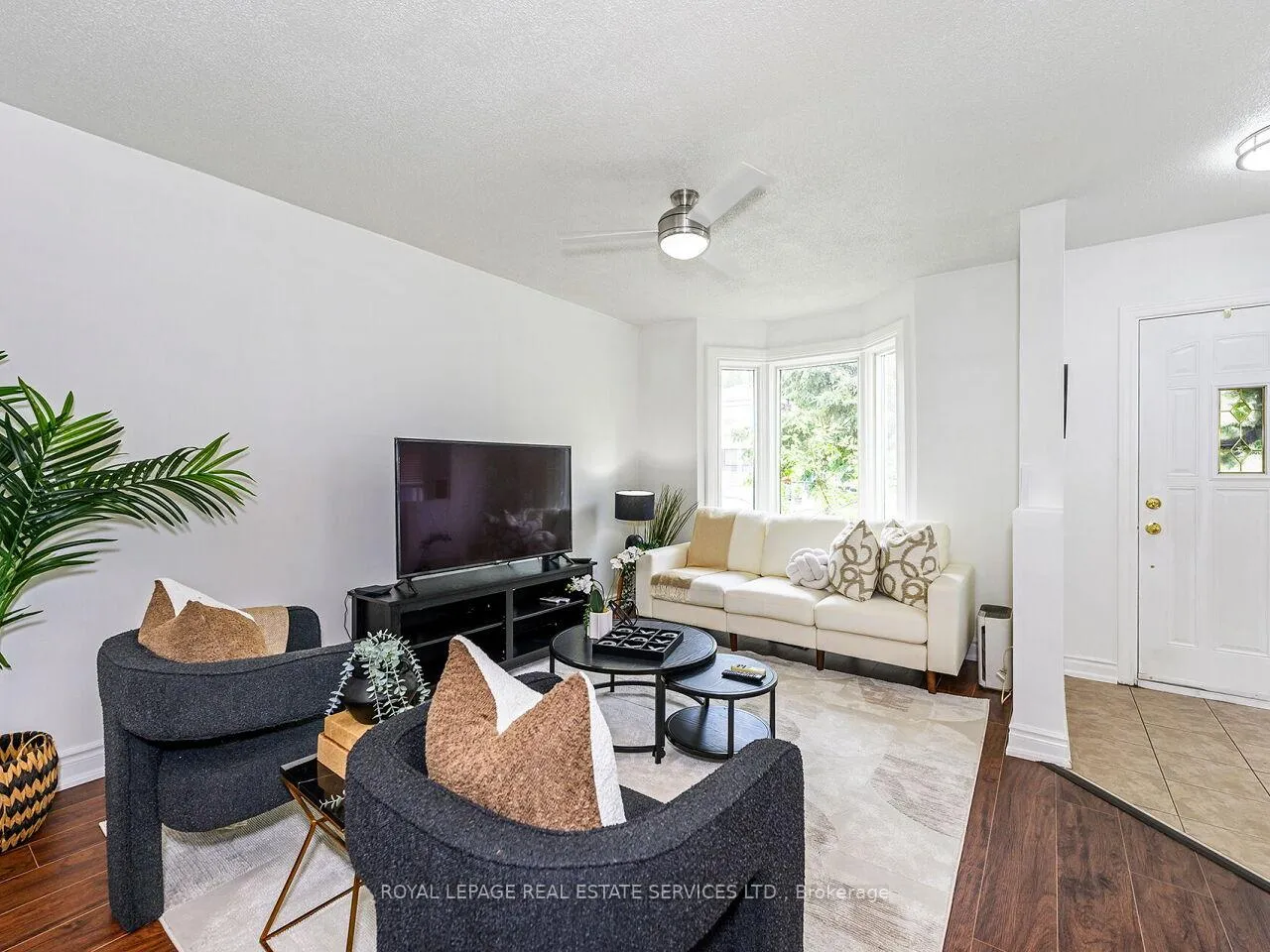 Photo 5 of 135 Bernice Crescent, Toronto, Rockcliffe-Smythe — HOMEH