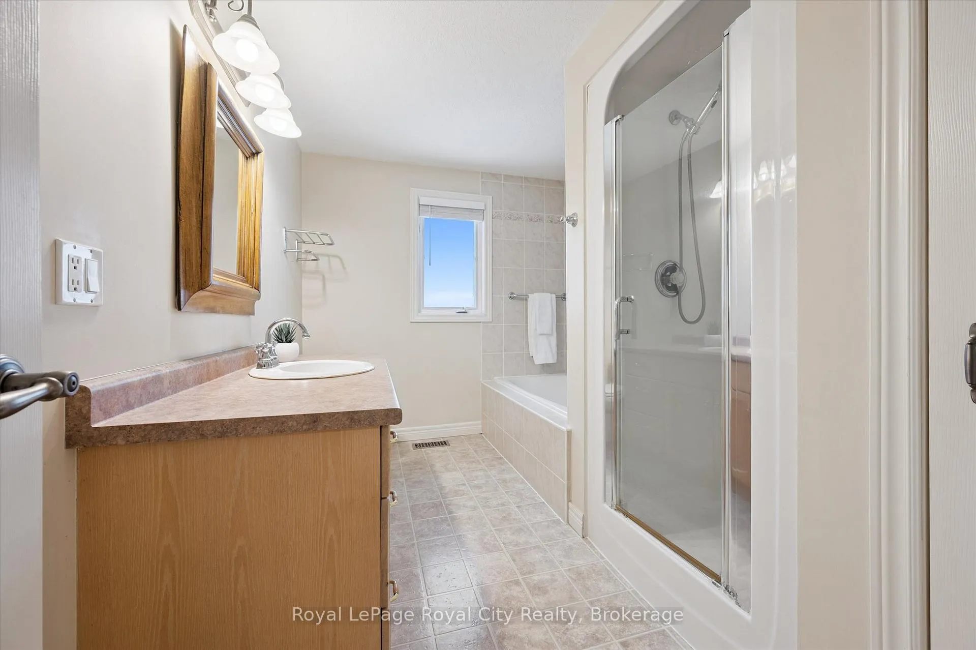 Photo 25 of 60 Hazelwood Drive, Guelph, Kortright Hills — HOMEH