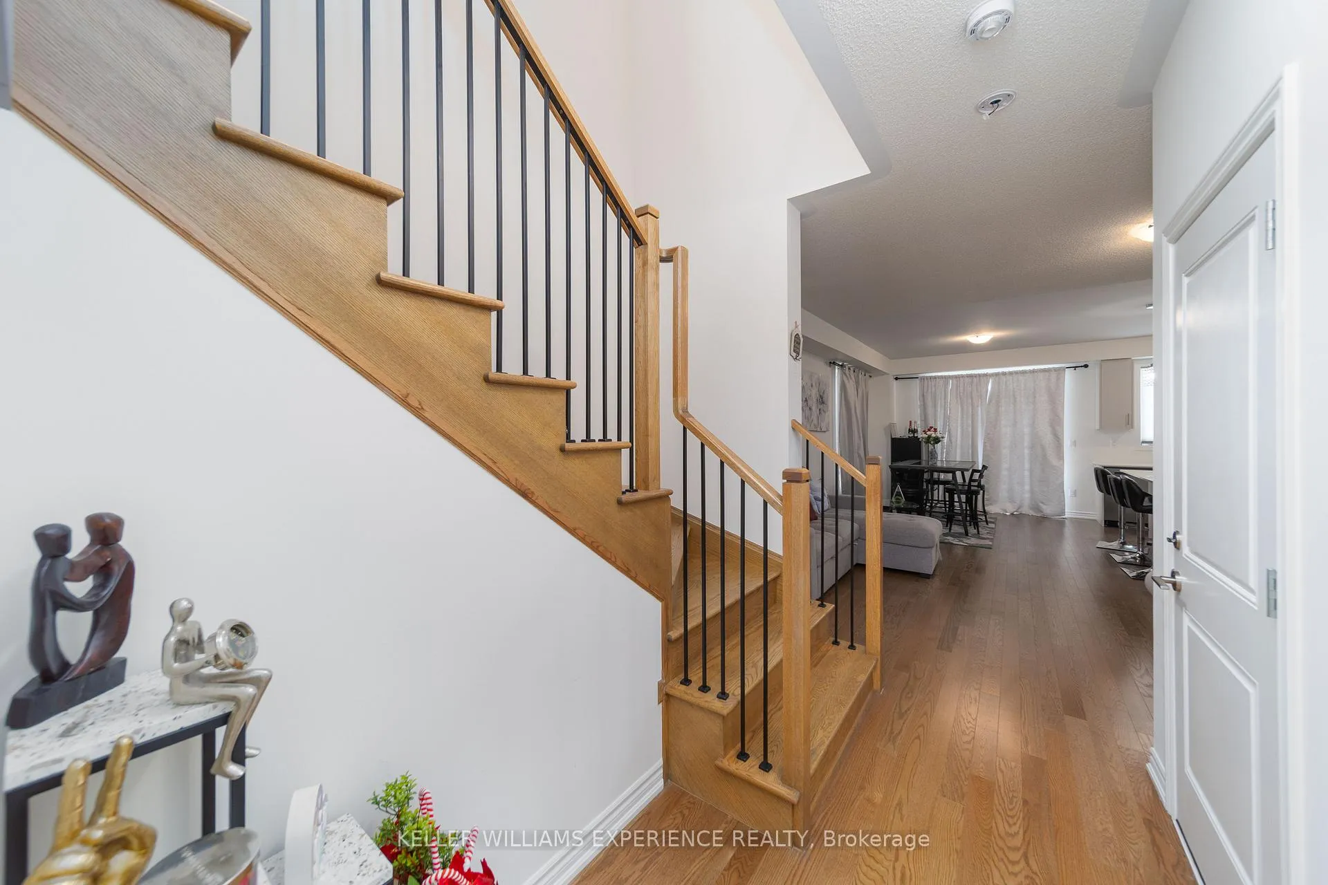 Photo 5 of 82 Phoenix Boulevard, Barrie, Rural Barrie Southeast — HOMEH