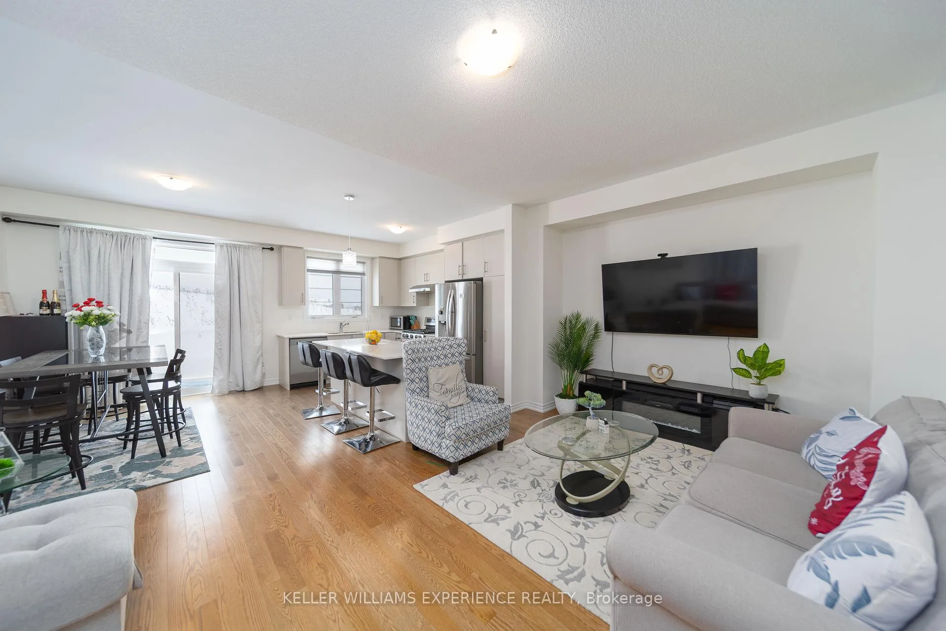 Photo 8 of 82 Phoenix Boulevard, Barrie, Rural Barrie Southeast — HOMEH