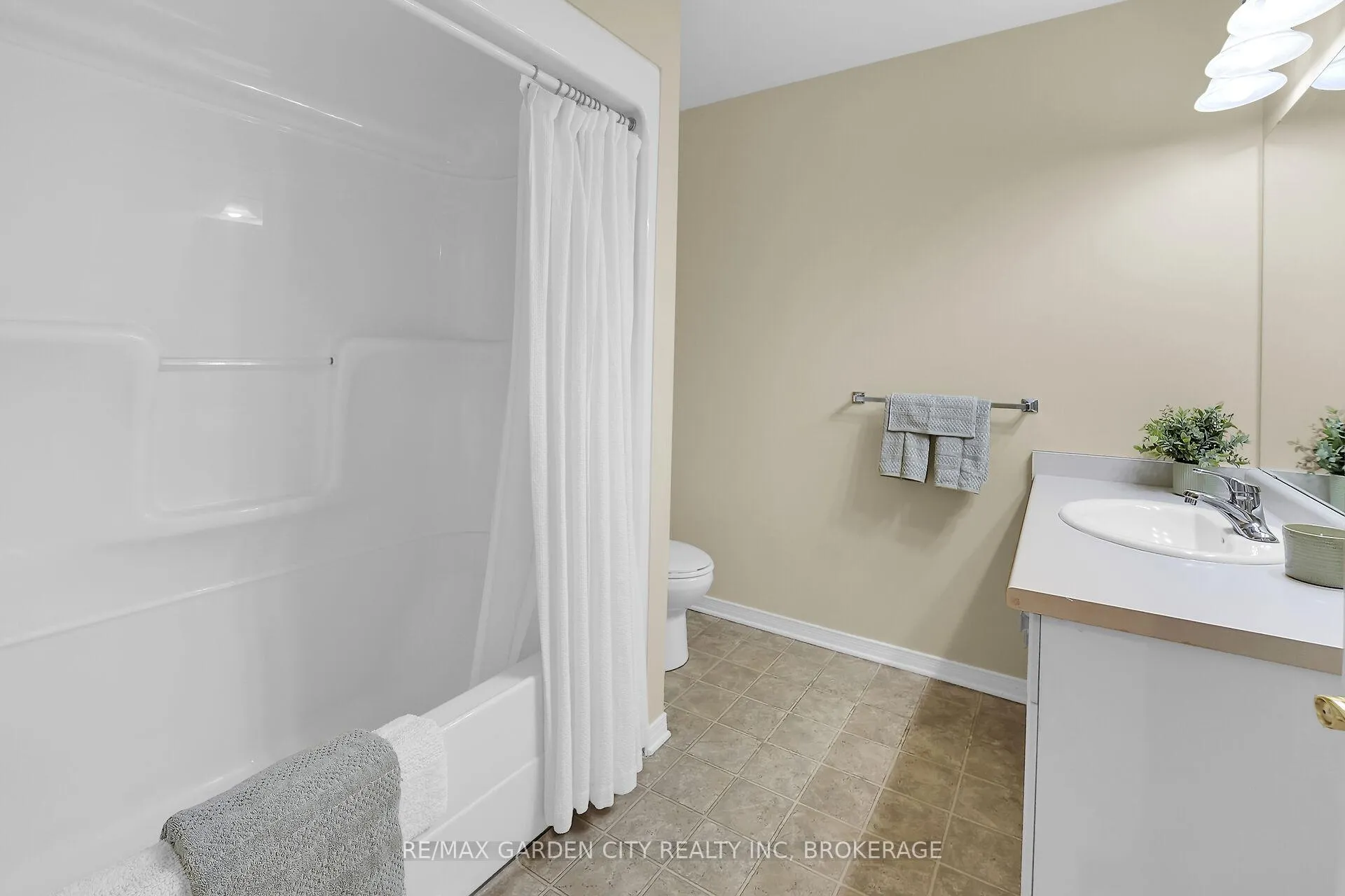 Photo 18 of 176 Beckett Crescent, Pelham, Fonthill — HOMEH